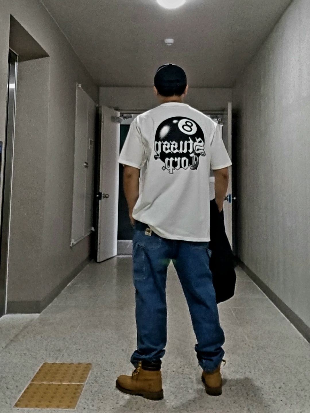 Stussy 8 Ball Corp T-Shirt White, Stussy Denim Work Pants Blue 착용 스타일 - 3