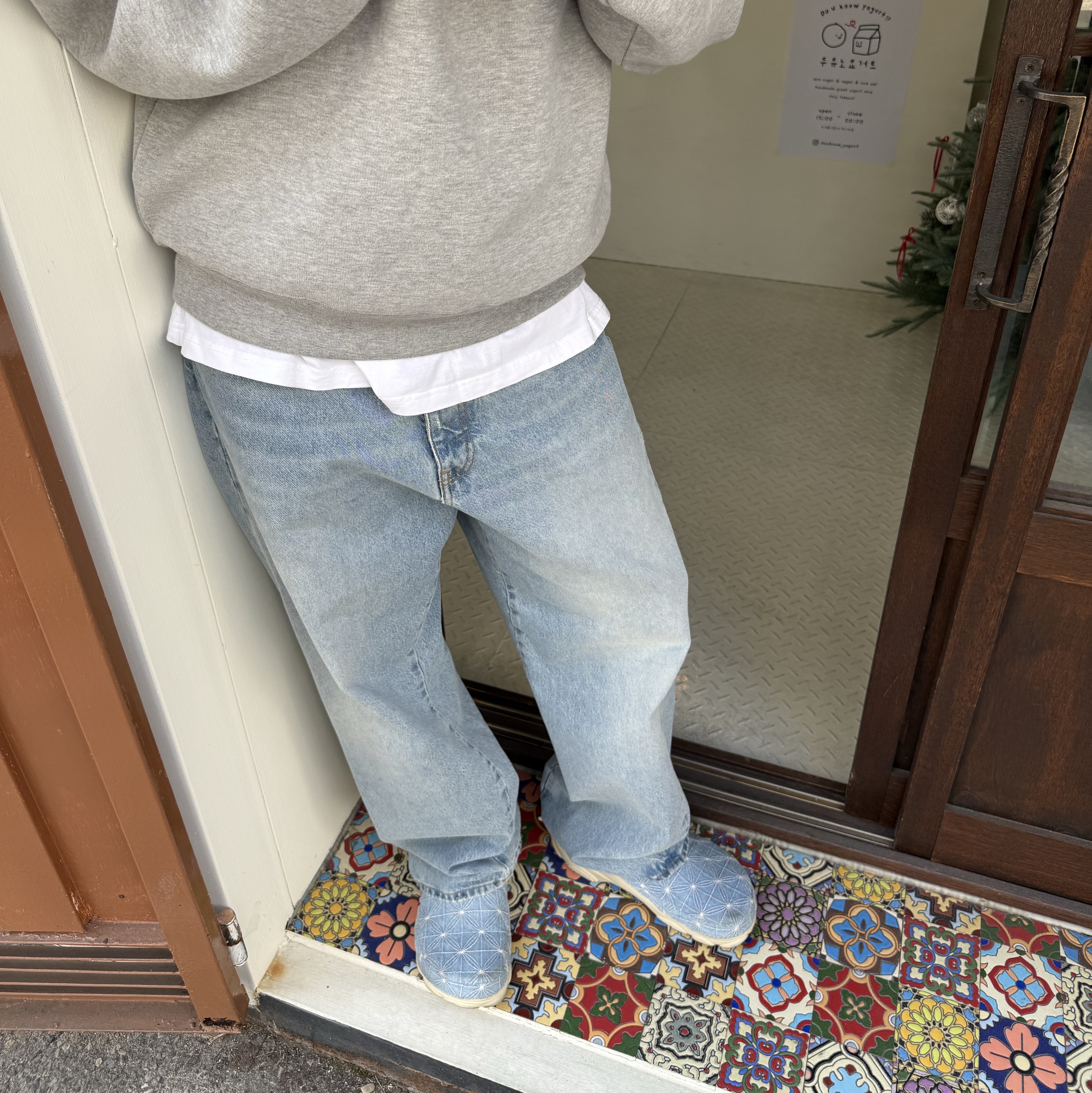 Crocs x Levi's All Terrain Clog Bone Blue 착용 스타일 - 2