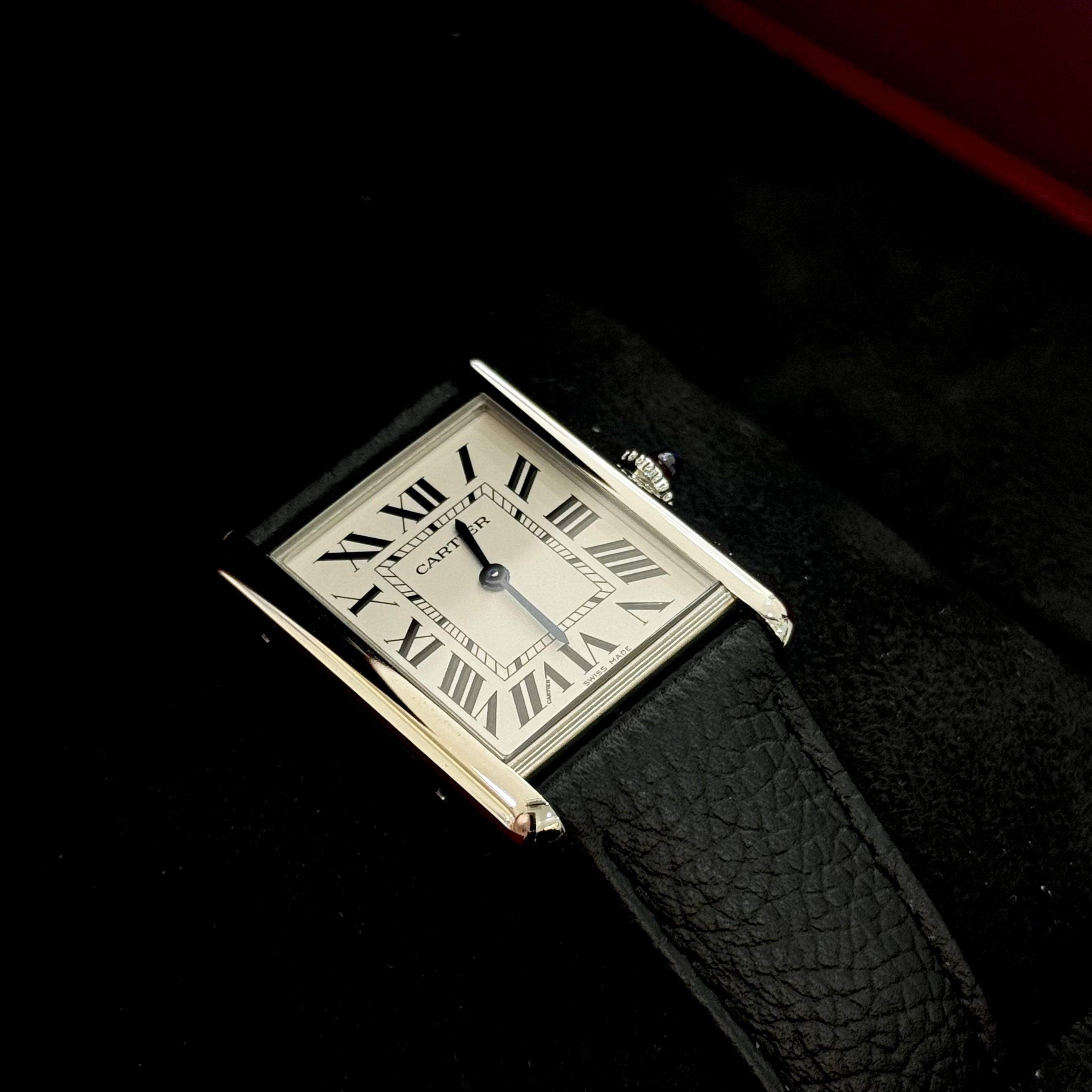 Cartier Tank Must Watch Large Quartz Steel Calfskin Black 착용 스타일