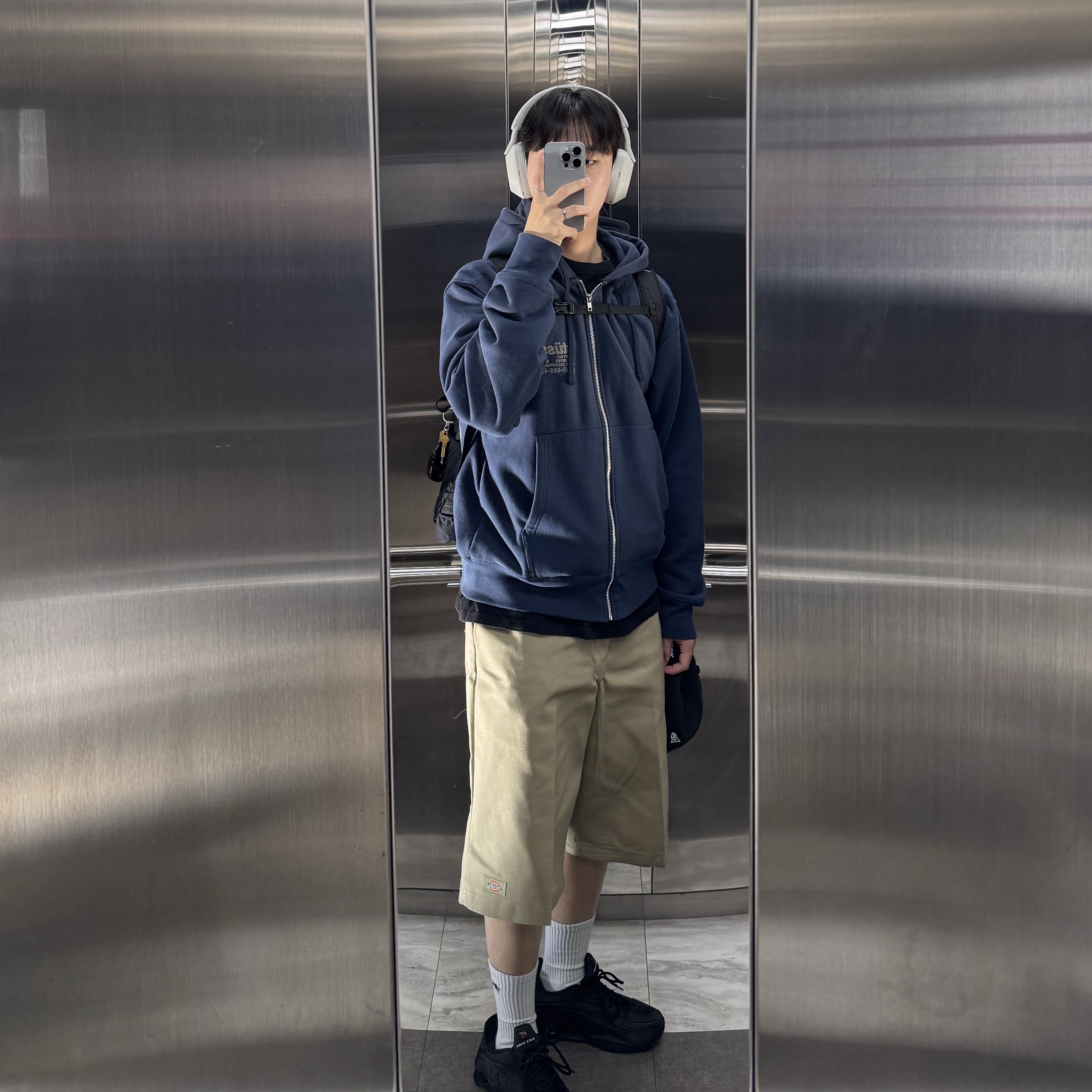 Stussy DNA Zip Hoodie Navy, Dickies Loose Fit 13 Inch Flat Front Work Shorts Khaki 착용 스타일