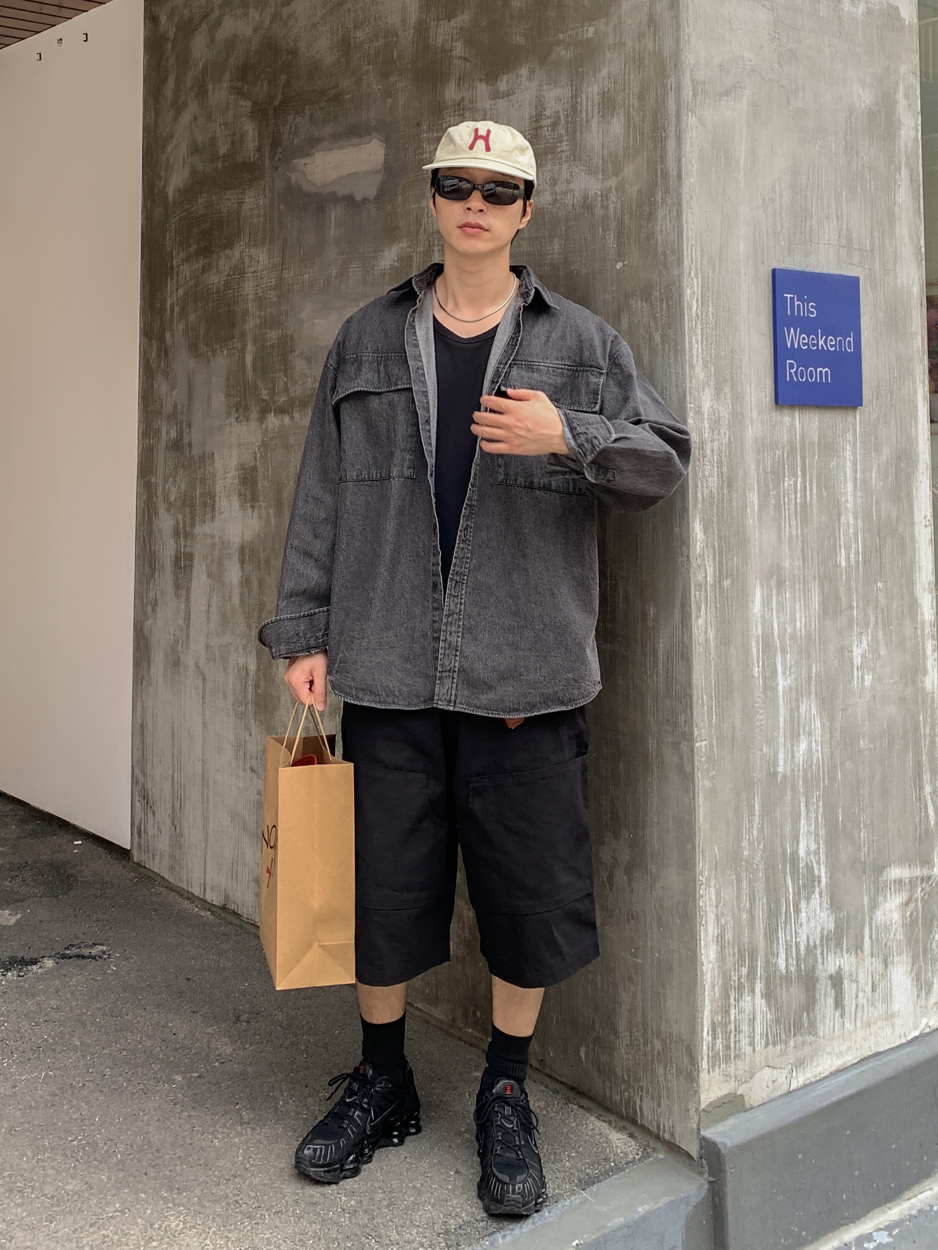 (W) Nike Shox TL Black and Max Orange, Hello Sunrise H Logo Cotton Relaxed Fit 6Panel Cap Beige 착용 스타일 - 1