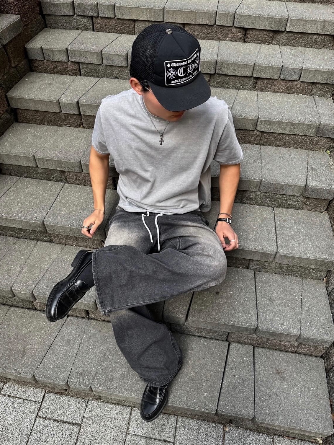 Chrome Hearts CH Hollywood Trucker Hat Black, Chrome Hearts Pills III Shiny Silver Black Plastic 착용 스타일 - 3