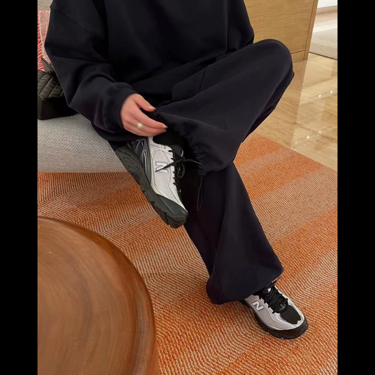 New Balance 509 Black Gray 착용 스타일 - 1