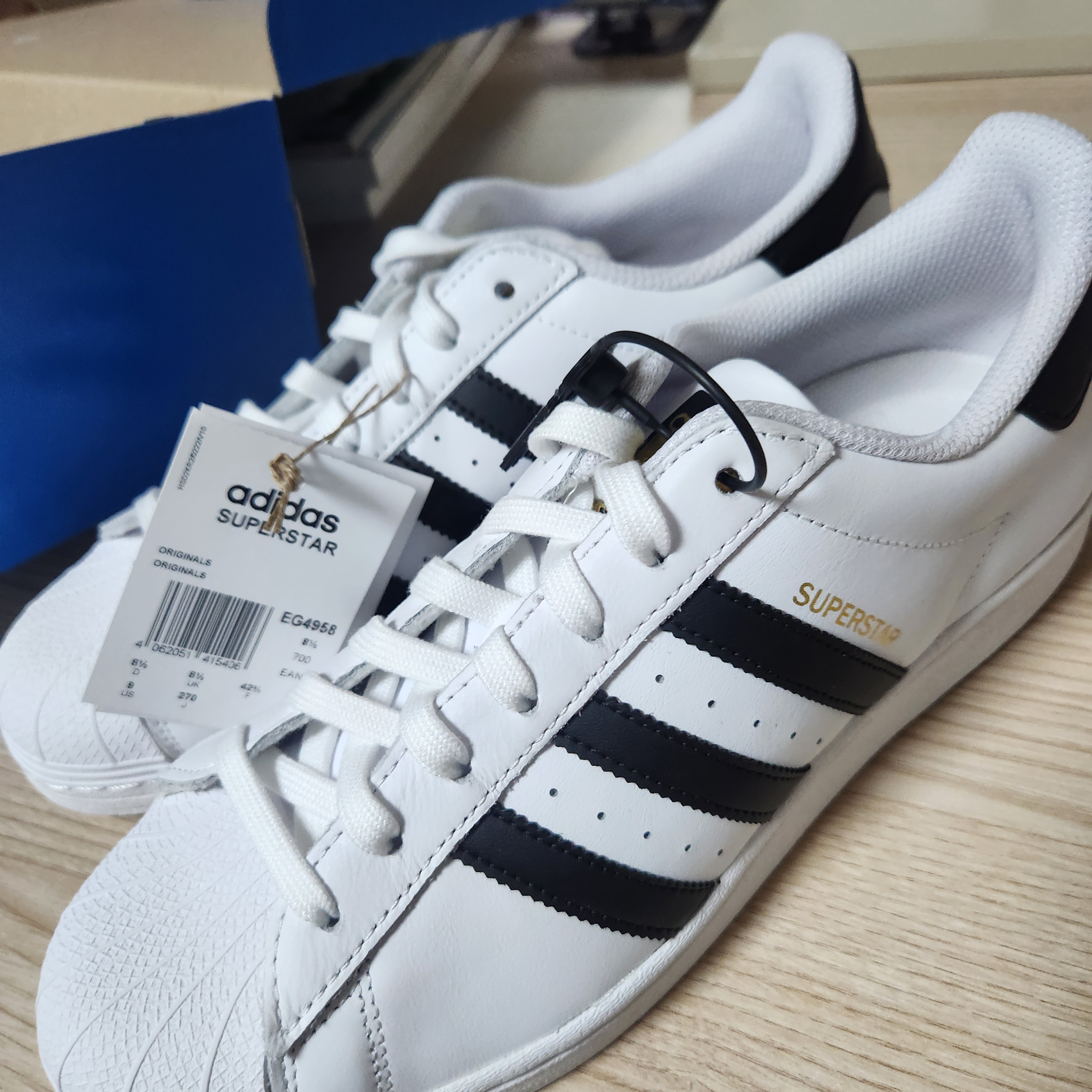 Adidas Superstar White Black 착용 스타일 - 1