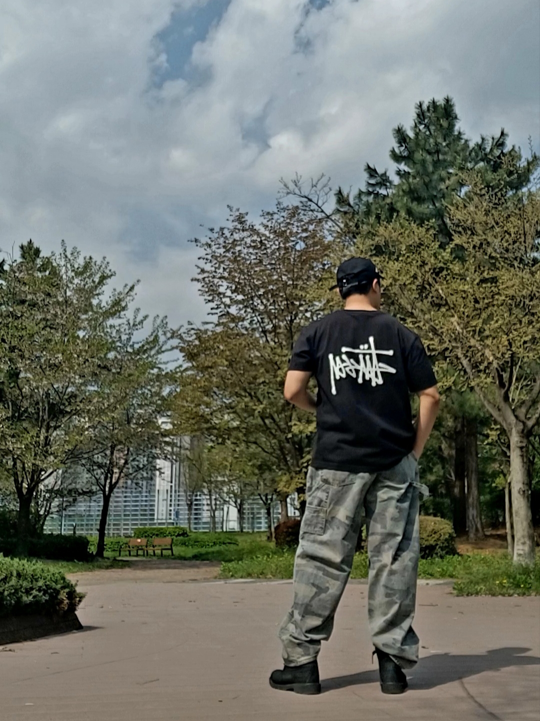 Stussy Basic Stussy T-Shirt Black 2024, 2025, Stussy Basic New Era 9Twenty Basic Strapback Black 착용 스타일 - 1