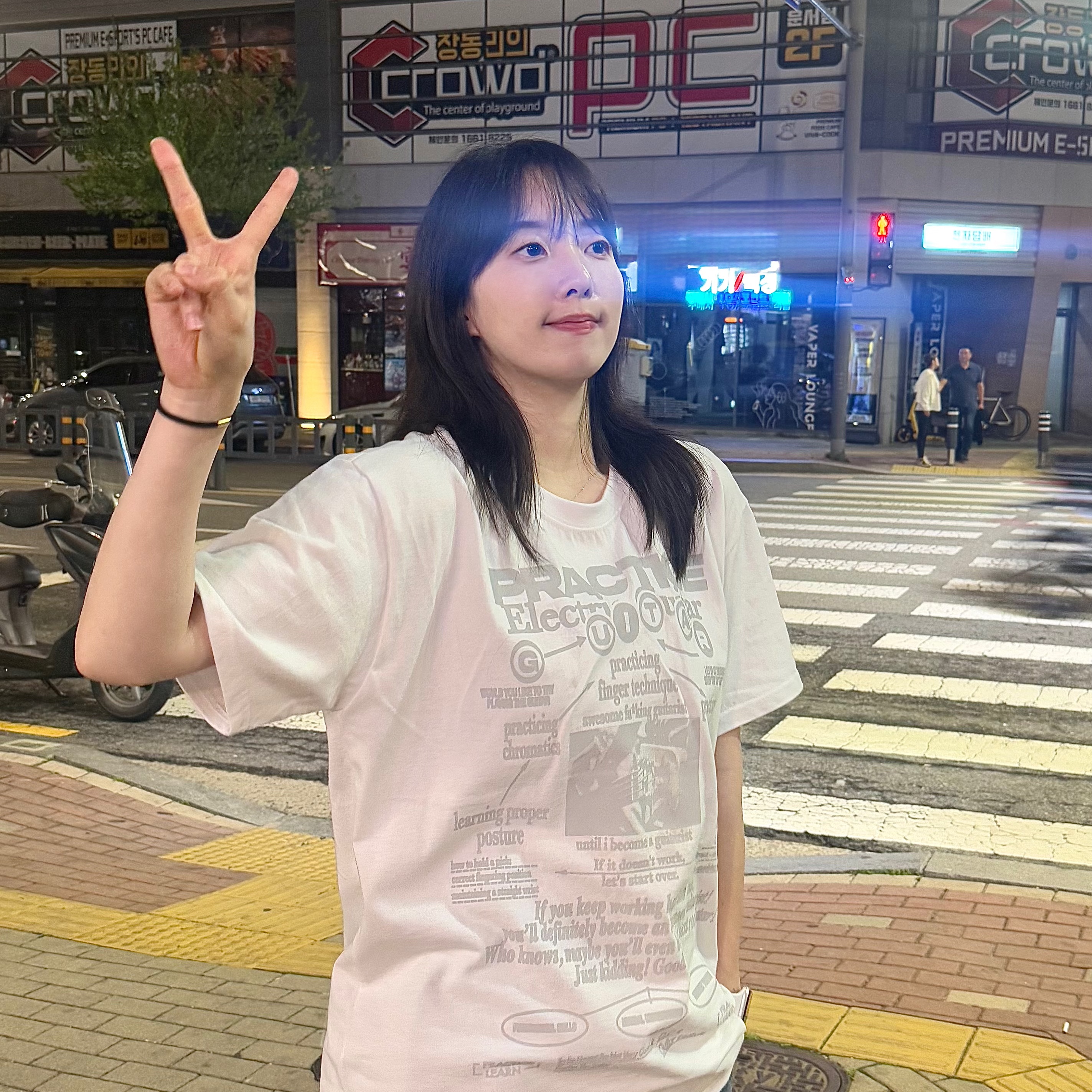 DEFYCLUBROBBERS Routine T-shirt White Gray 착용 스타일