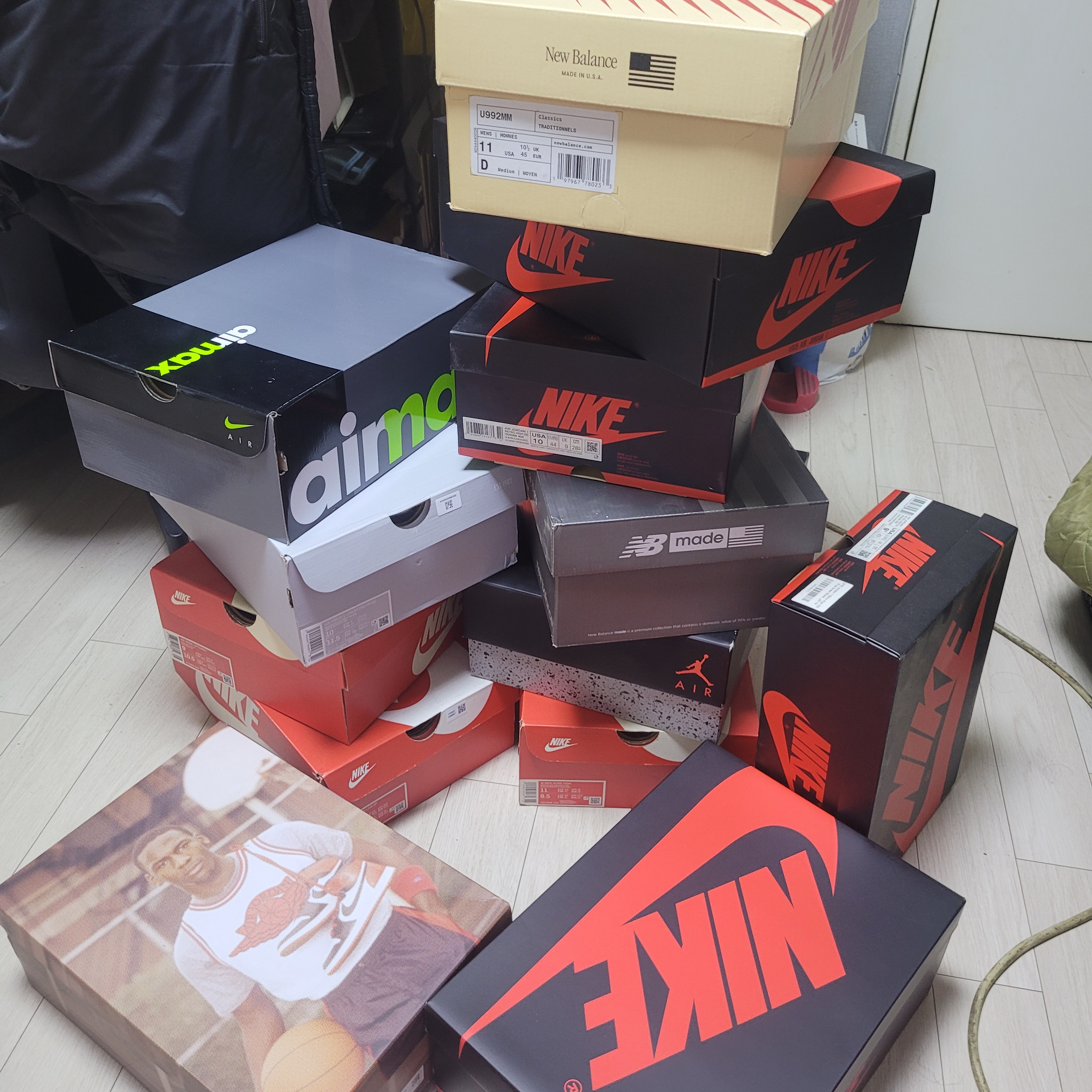 Nike Air Max 95 OG Neon, Jordan 1 High 85 Bred 착용 스타일