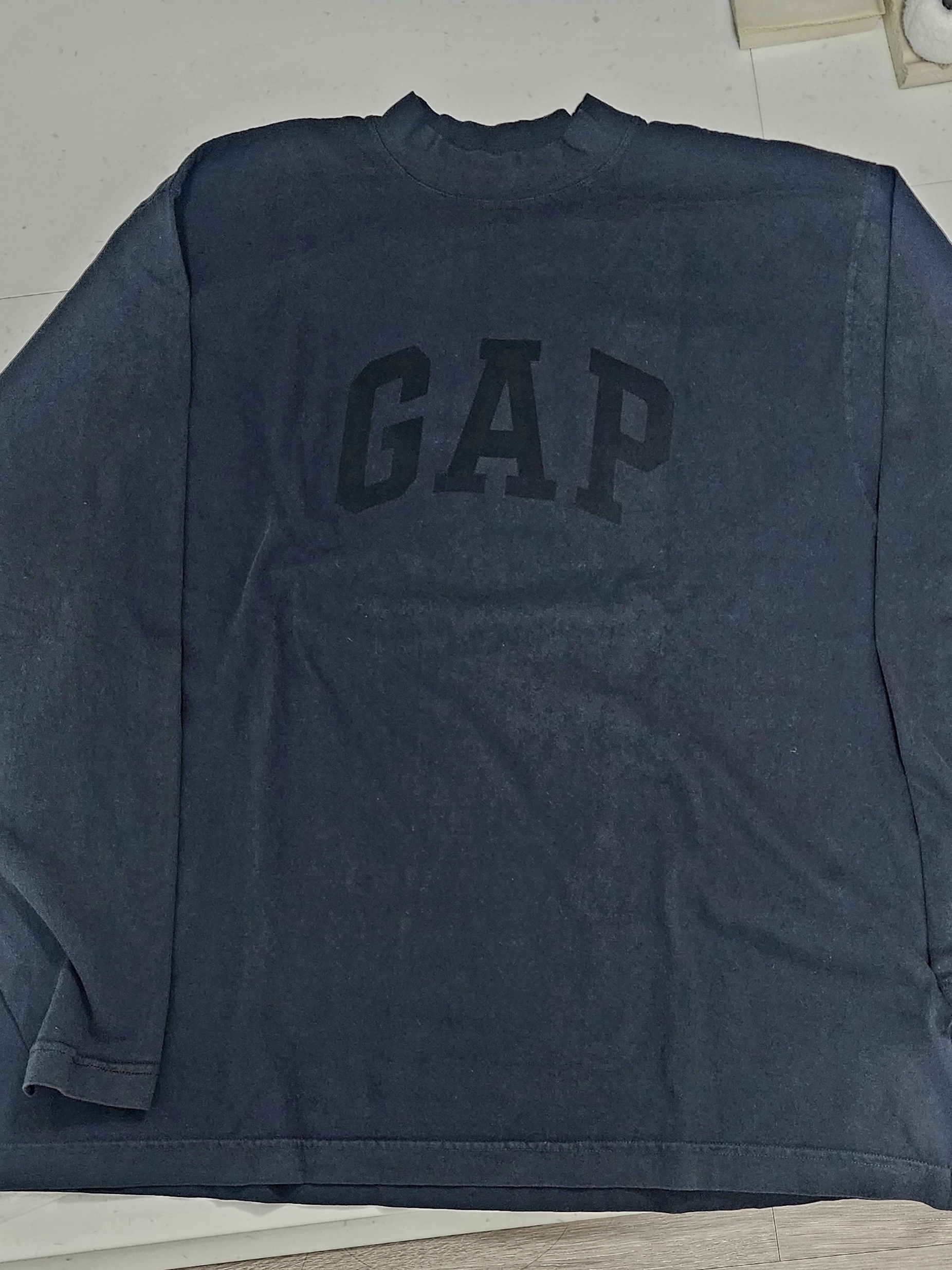 Yeezy Gap Engineered By Balenciaga Dove Long Sleeve T-Shirt Washed Black 착용 스타일 - 1