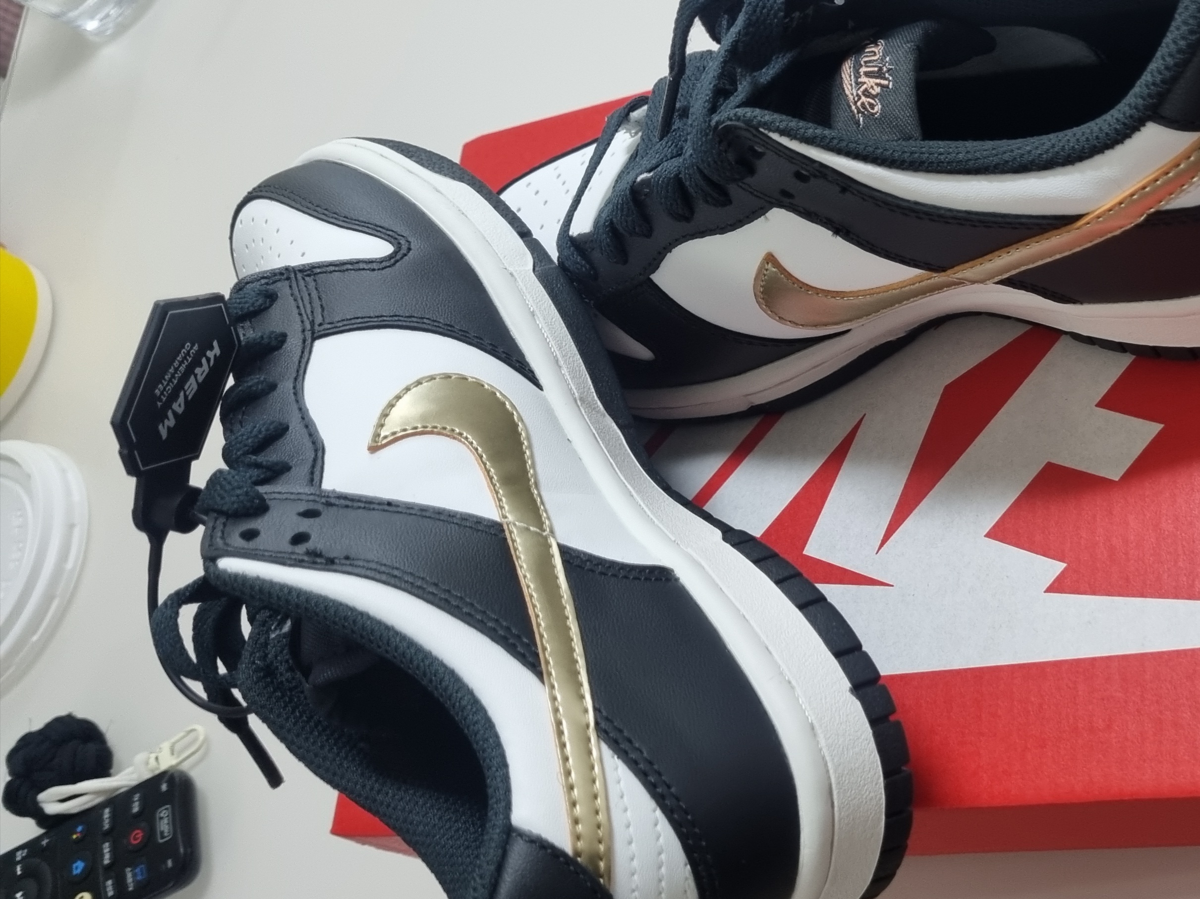 (GS) Nike Dunk Low SE Off Noir Summit White Metallic Pewter, (GS) Nike Dunk Low White Midnight Navy 착용 스타일 - 2