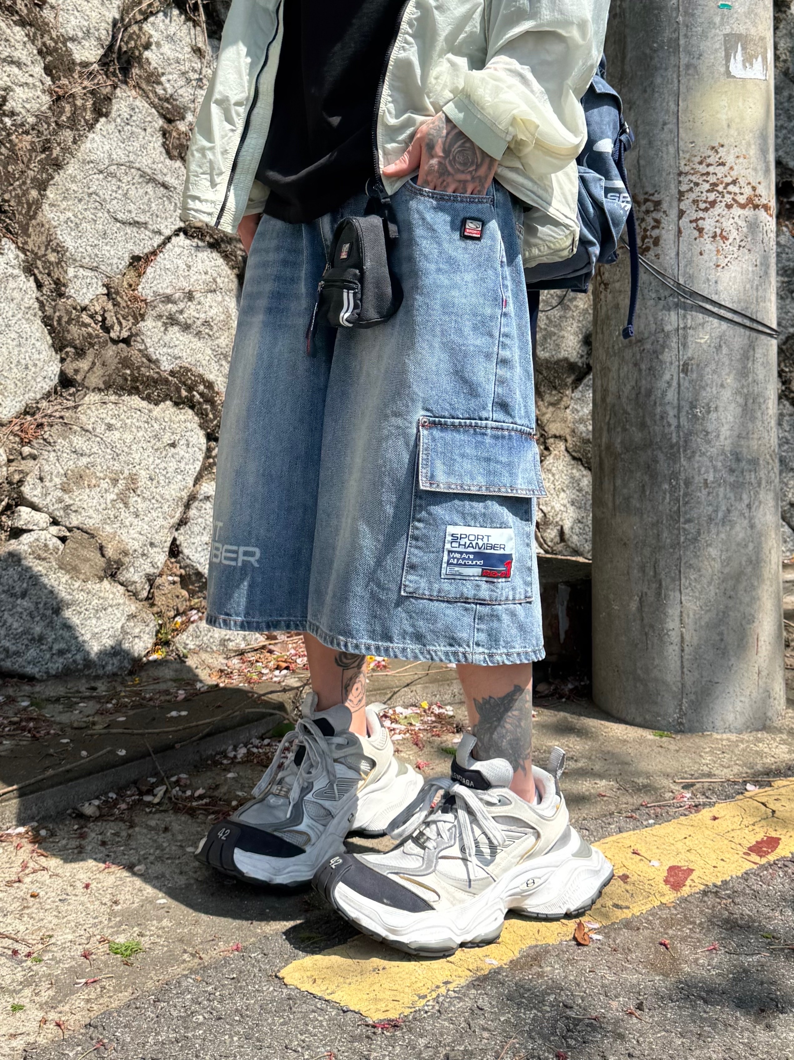 발렌시아가 카고 스니커즈 화이트 그레이, 스포츠챔버 SC 스포티 럭색 네이비 착용 스타일 - 8