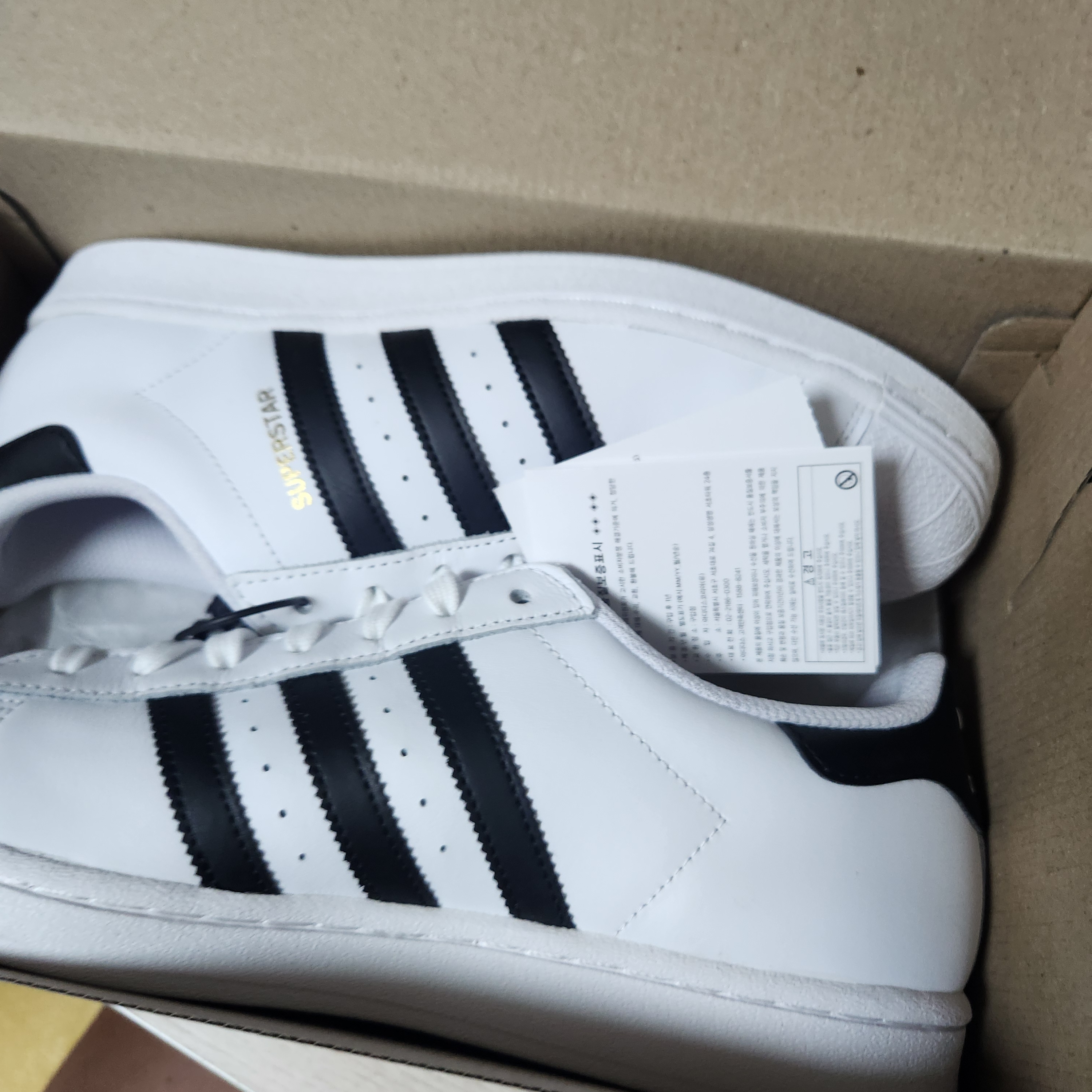Adidas Superstar White Black 착용 스타일 - 4