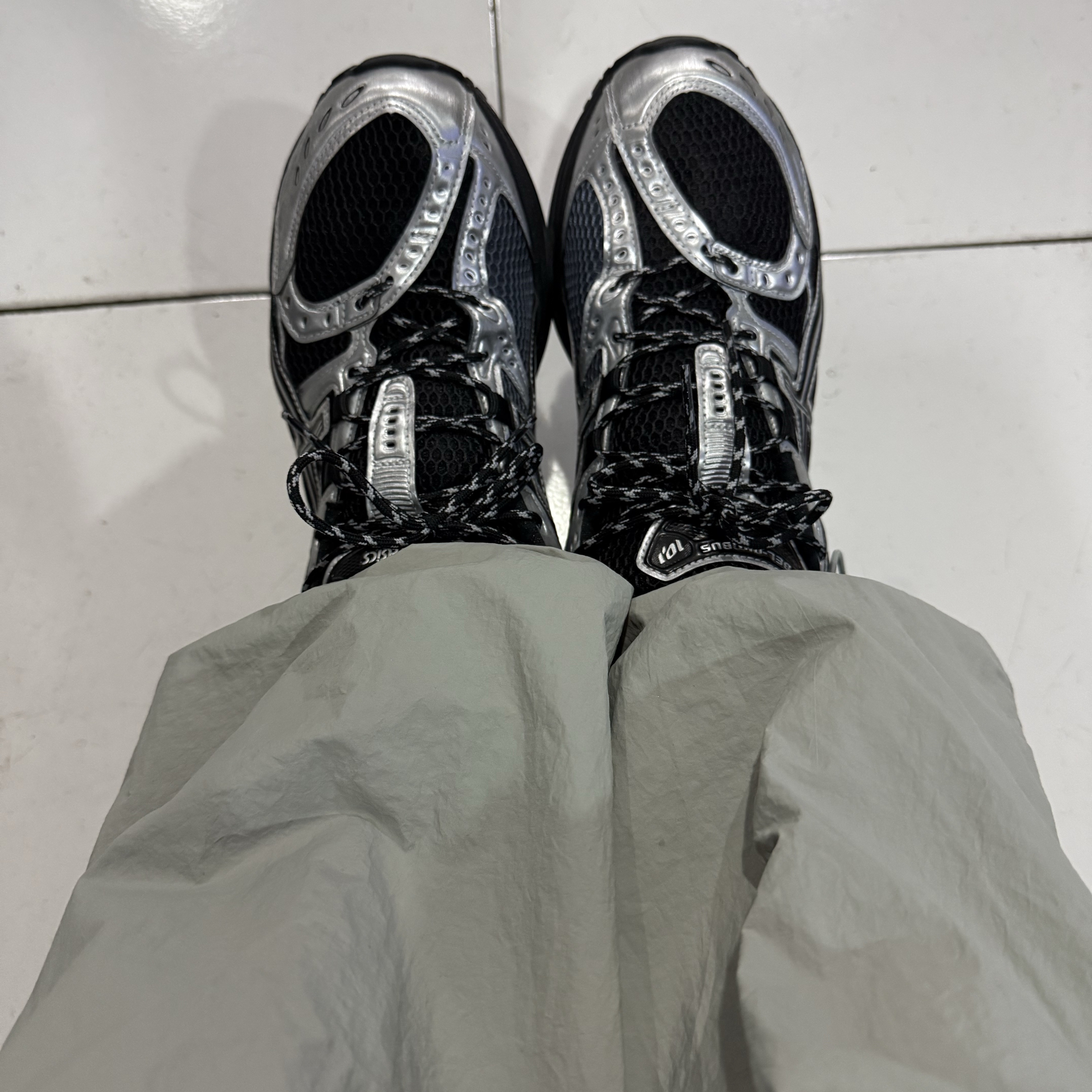 Asics Gel-Nimbus 10.1 Black Pure Silver - Korea Exclusive 착용 스타일 - 2
