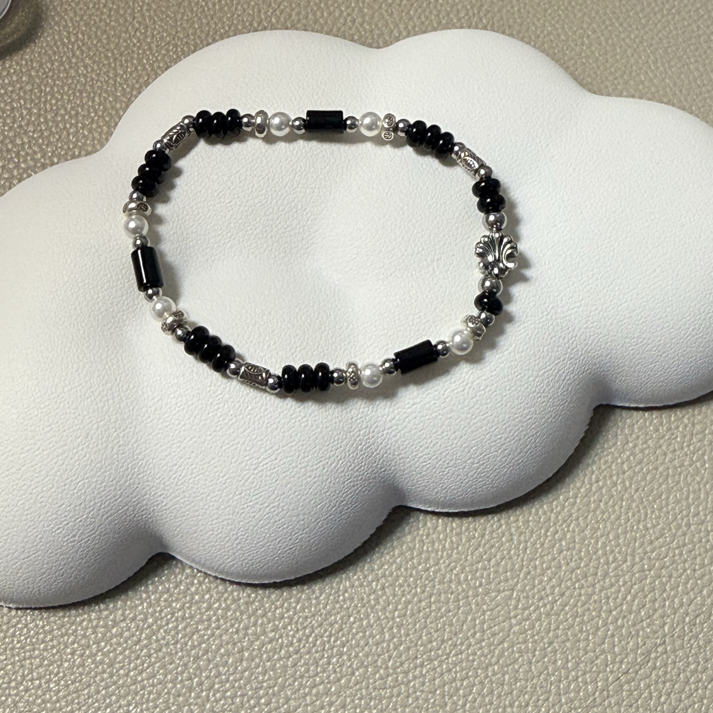 [KREAM 단독] Scudo Shell Black Pearl Beads Bracelet 착용 스타일 - 1