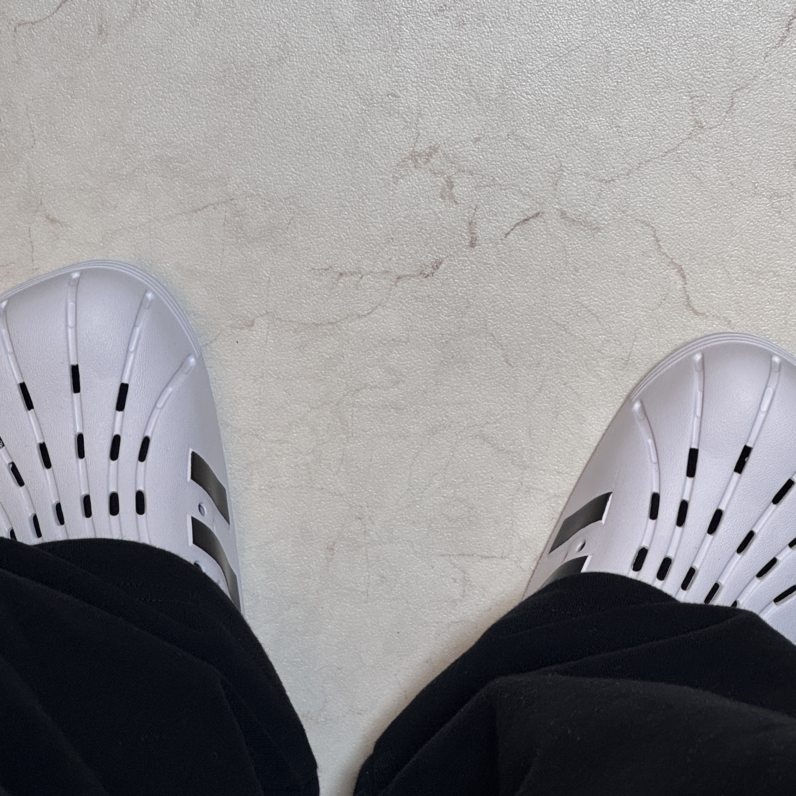 Adidas Adilette Clog White Black 착용 스타일