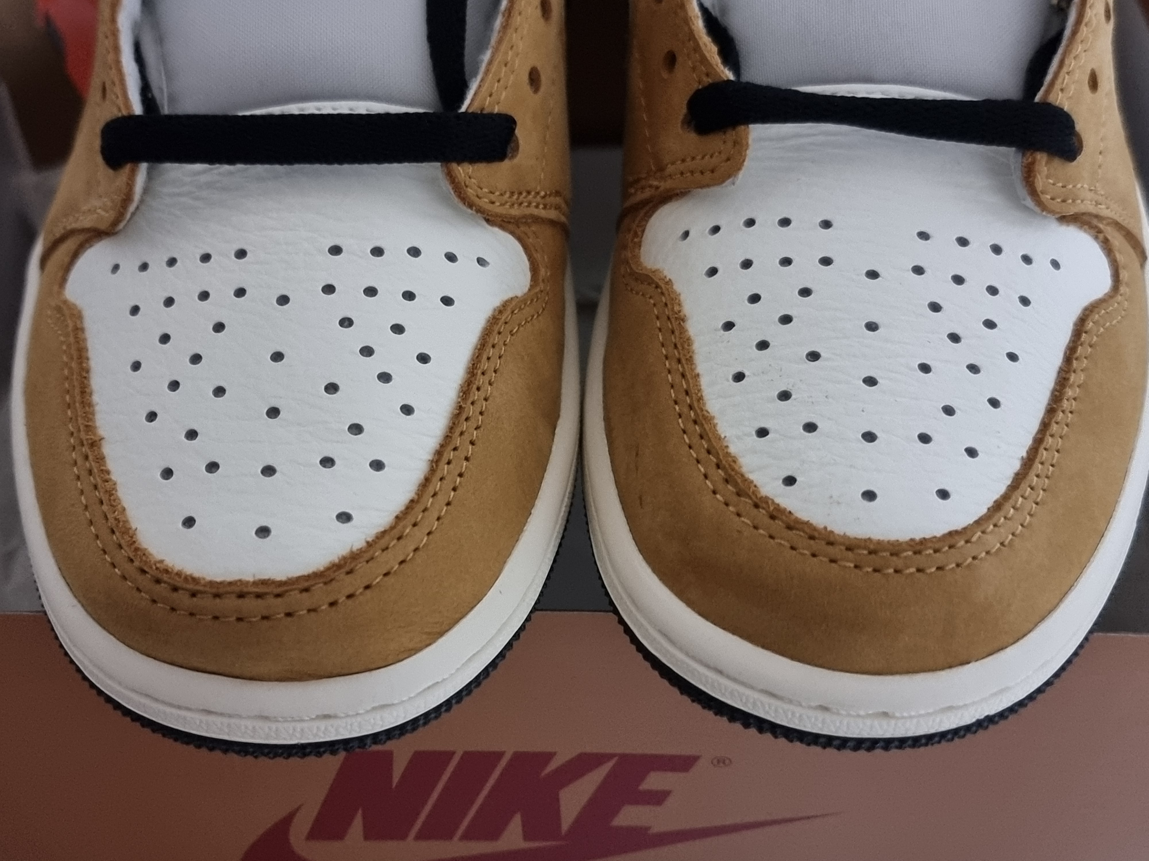 Jordan 1 Low OG Sail and Golden Harvest 착용 스타일