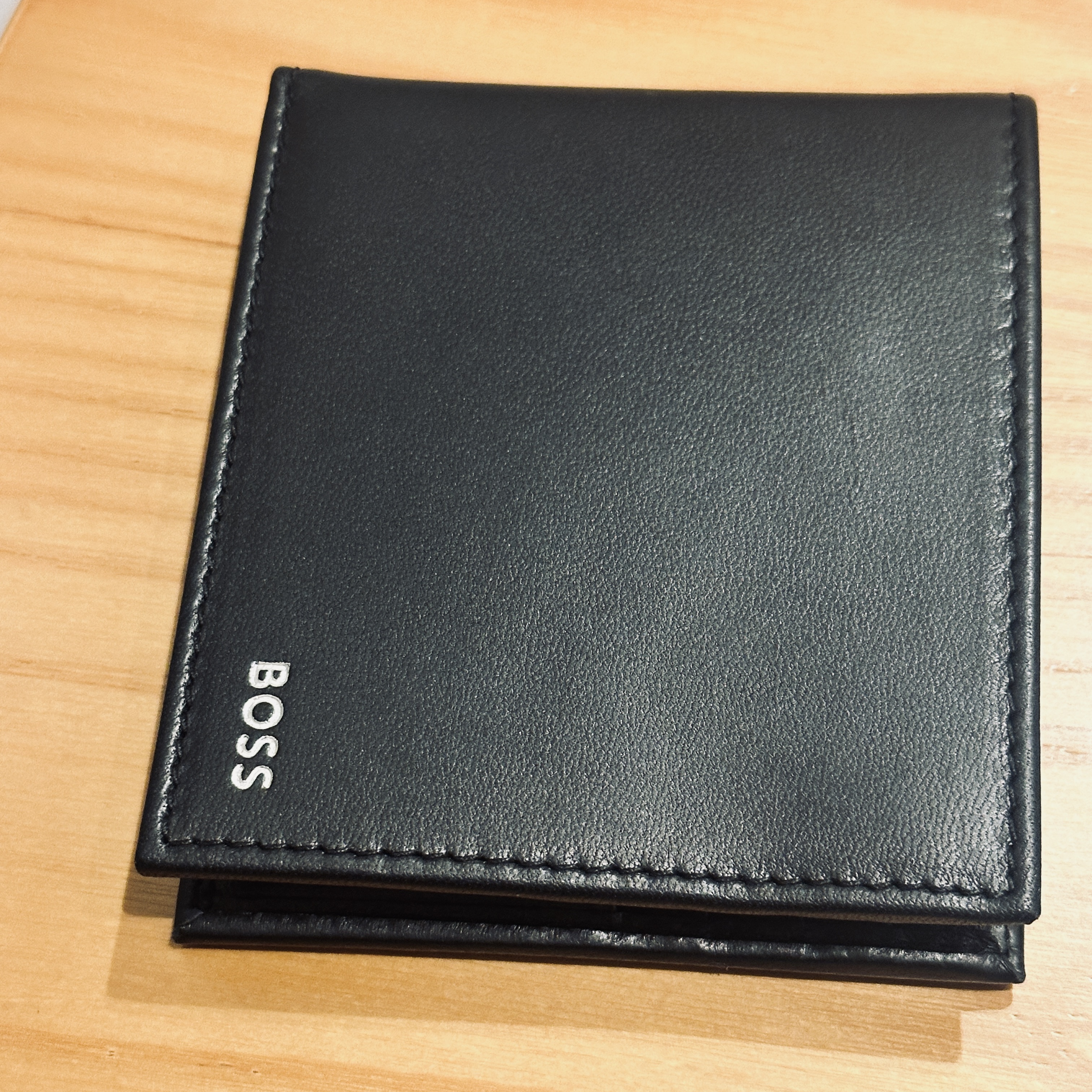 Hugo Boss Randy Leather Wallet Black 착용 스타일