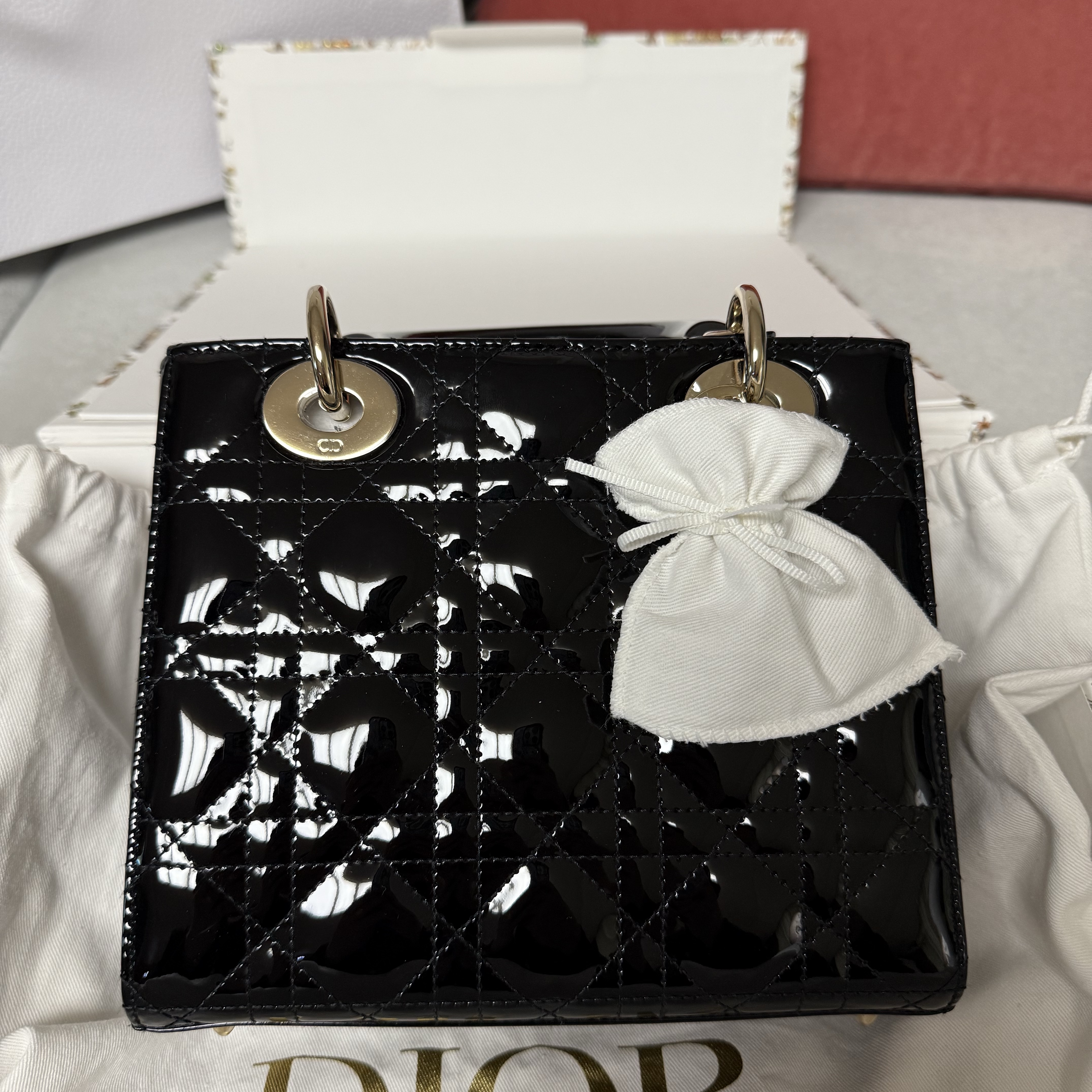 Dior Small Lady Bag Patent Cannage Calfskin Black Pale Gold 착용 스타일 - 2