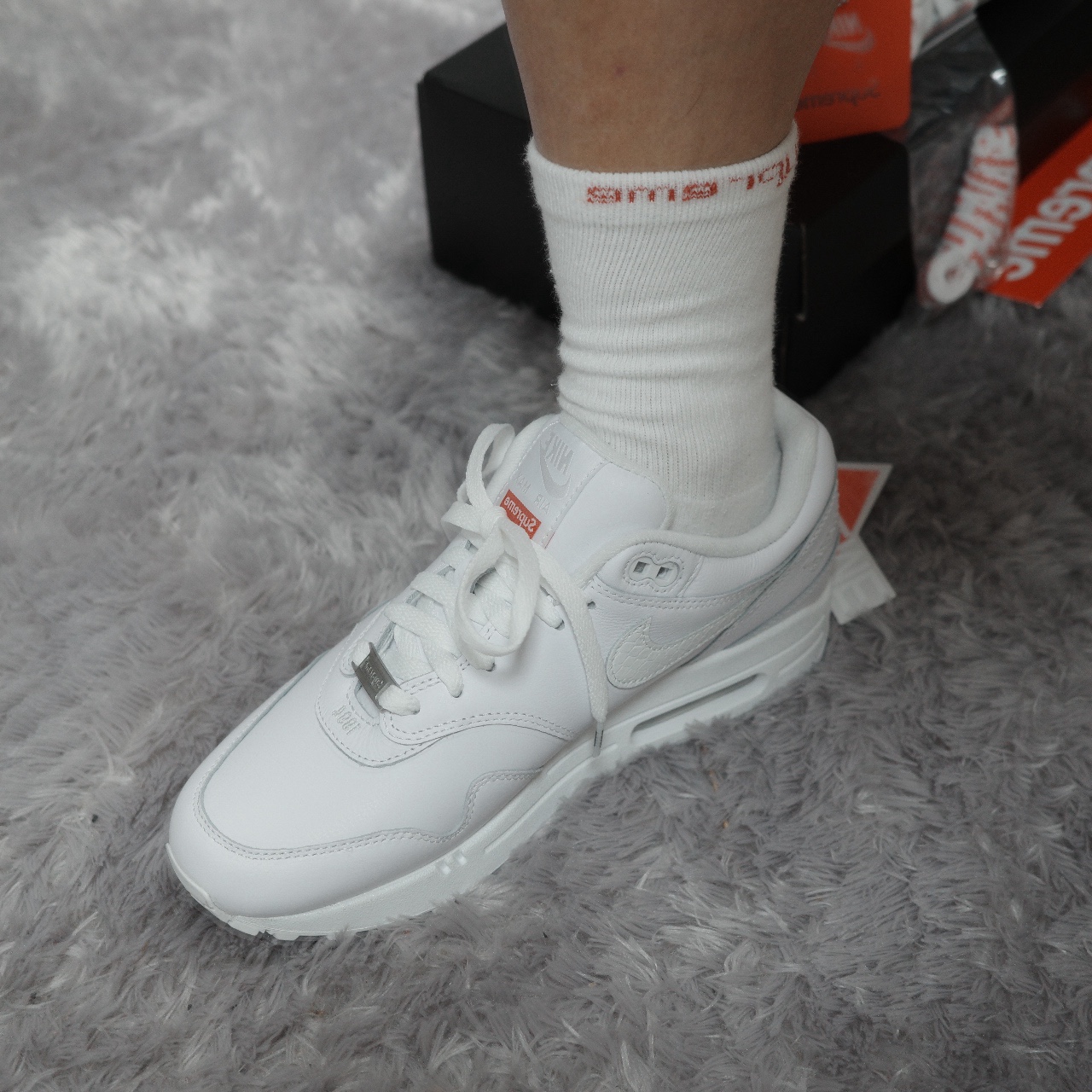 Nike x Supreme Air Max 1 '87 White - 25SS 착용 스타일 - 1