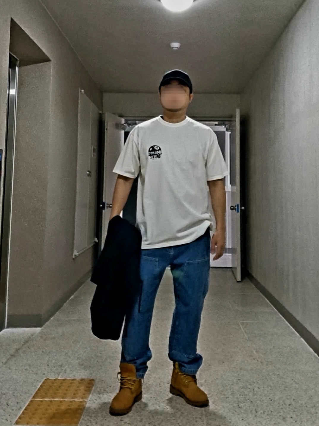 Stussy 8 Ball Corp T-Shirt White, Stussy Denim Work Pants Blue 착용 스타일 - 2