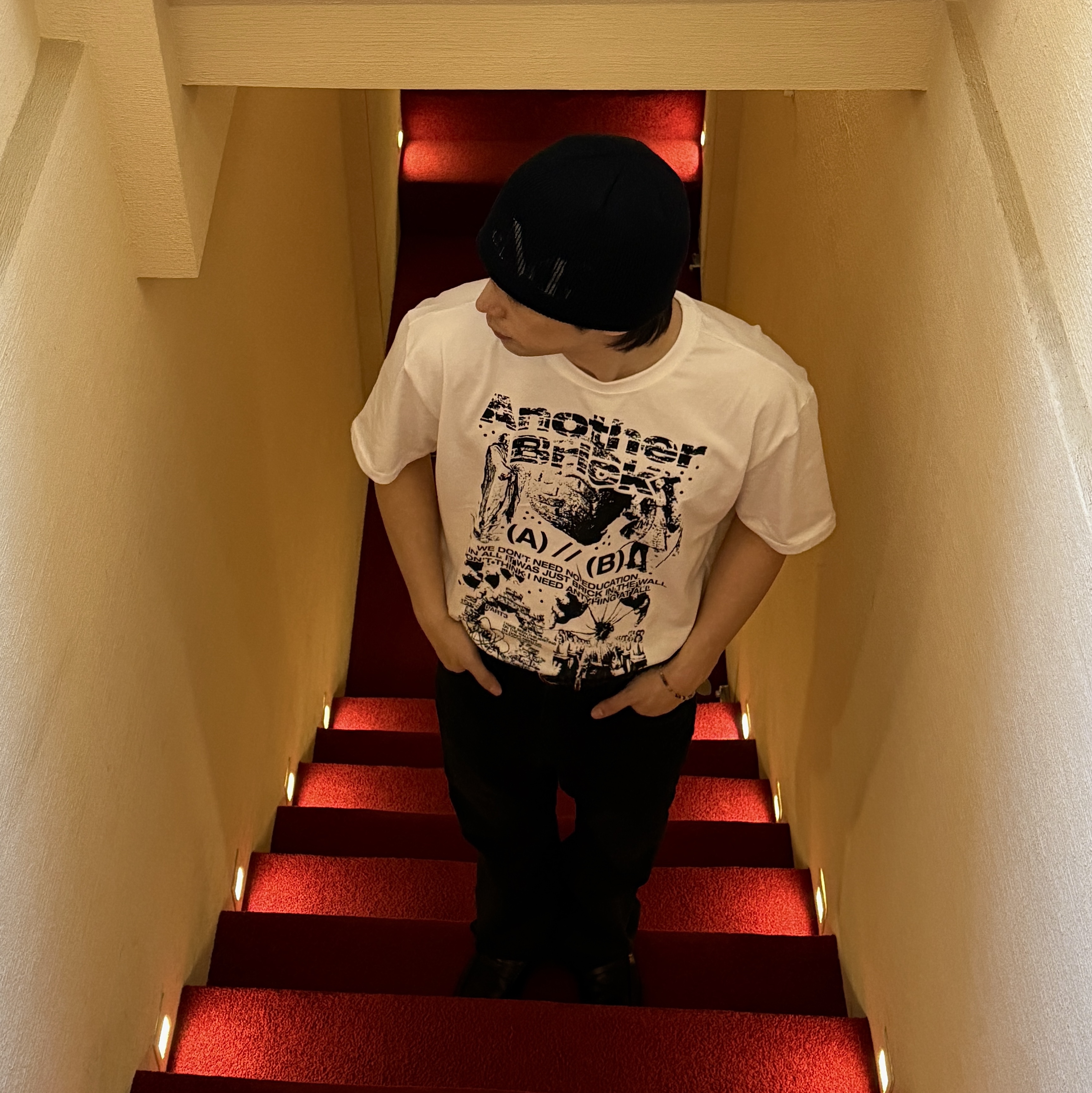 DEFYCLUBROBBERS Another Brick In The Wall T-Shirt White 착용 스타일 - 2