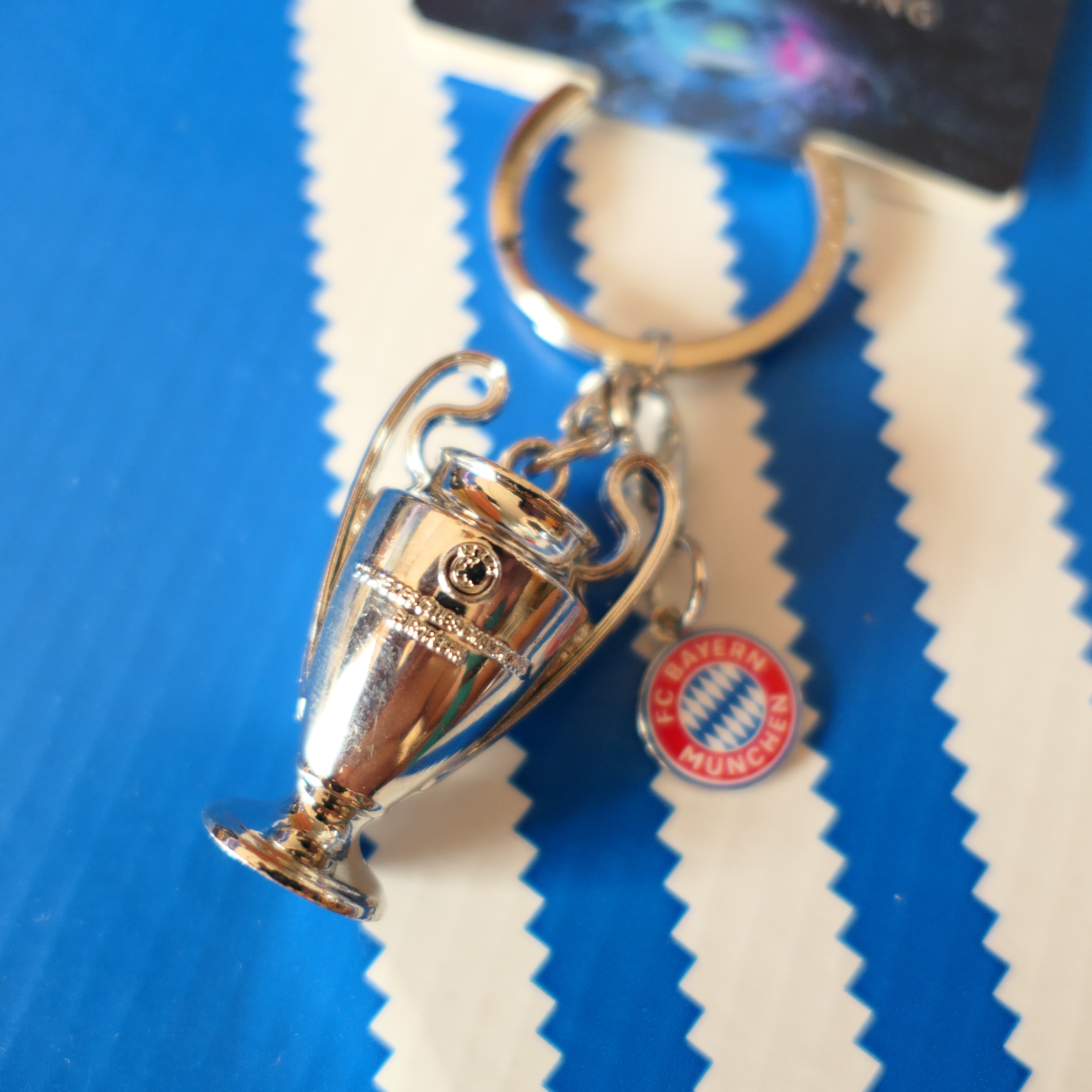 Over The Pitch FCB Keyring UCL Trophy 착용 스타일 - 2