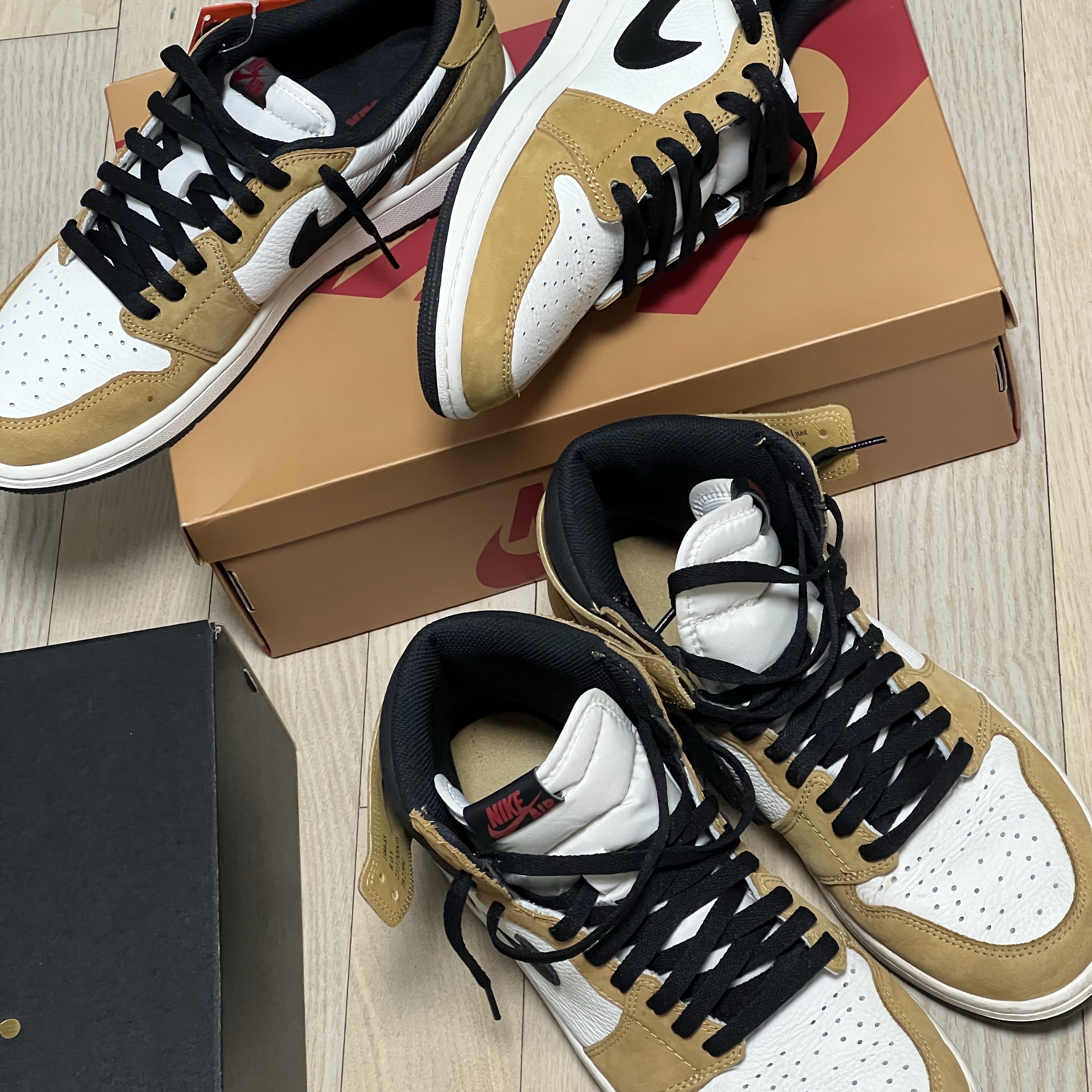 Jordan 1 Low OG Sail and Golden Harvest, Jordan 1 Retro High Rookie of the Year 착용 스타일