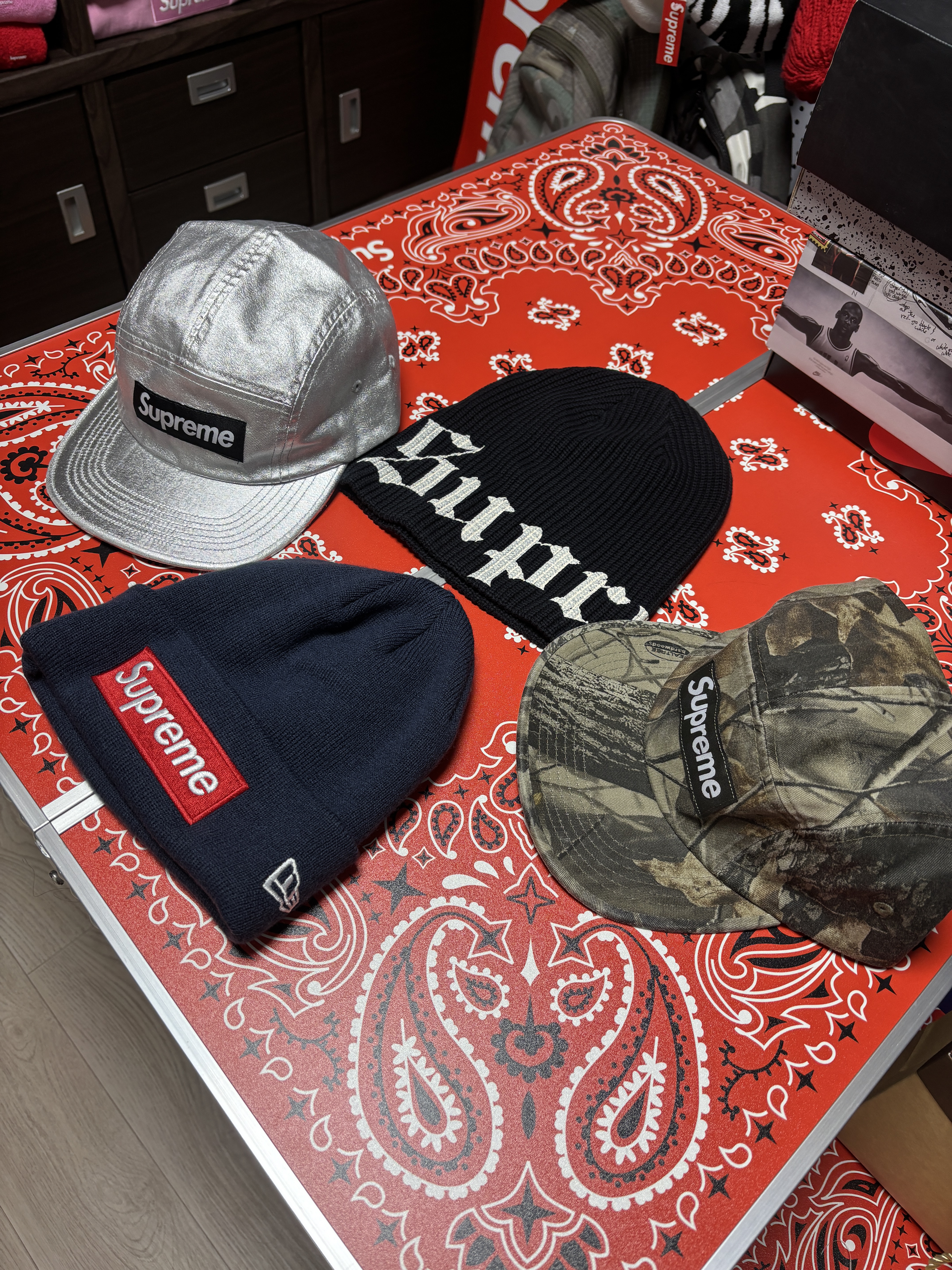 Supreme New Era Box Logo Beanie Navy - 24FW, Supreme Washed Chino Twill Camp Cap Silver - 25SS 착용 스타일 - 1