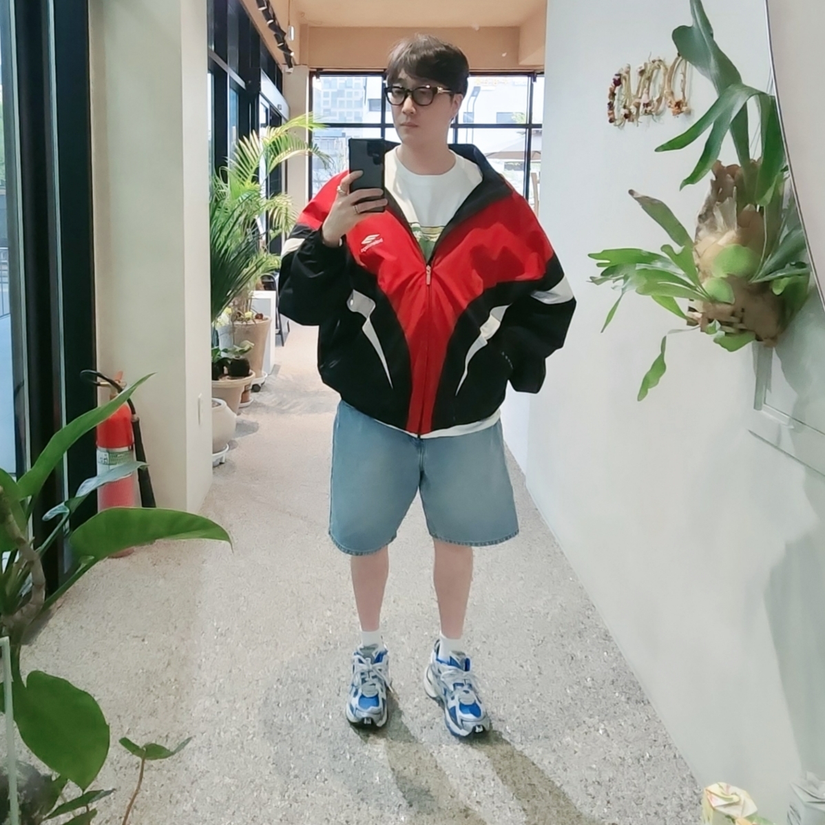 Balenciaga Runner Sneakers Blue White, Balenciaga 3B Sports Icon Off Shoulder Tracksuit Jacket Black 착용 스타일