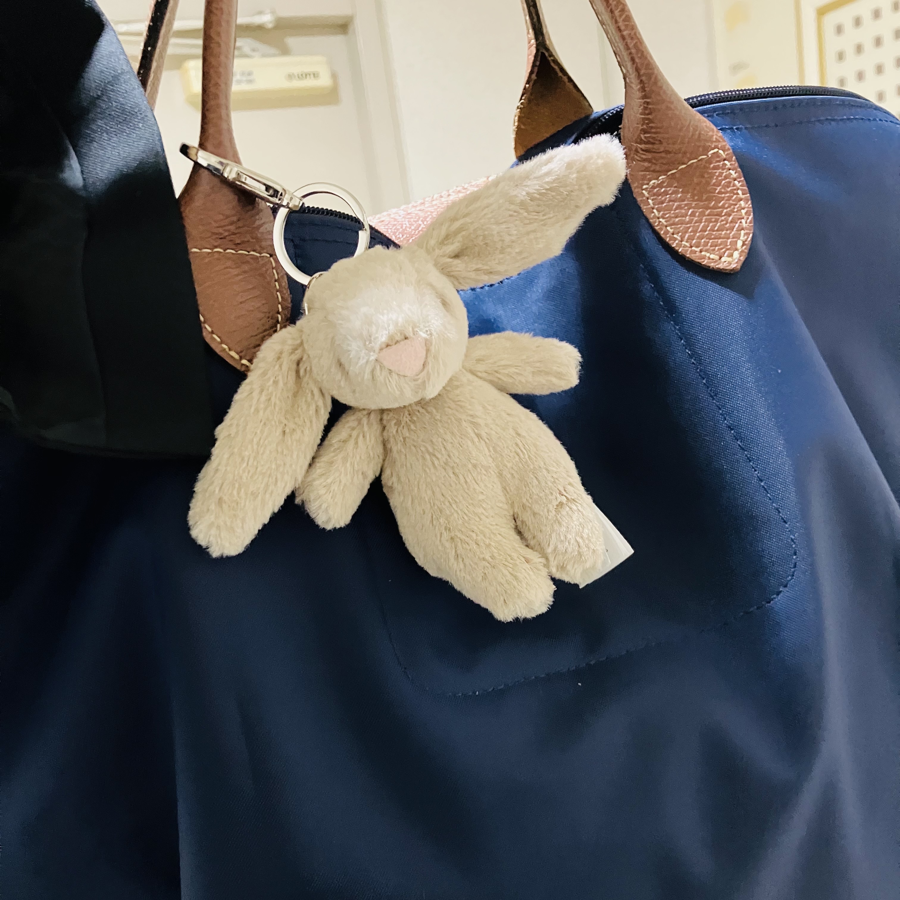Jellycat Bashful Bunny Bag Charm Beige 착용 스타일