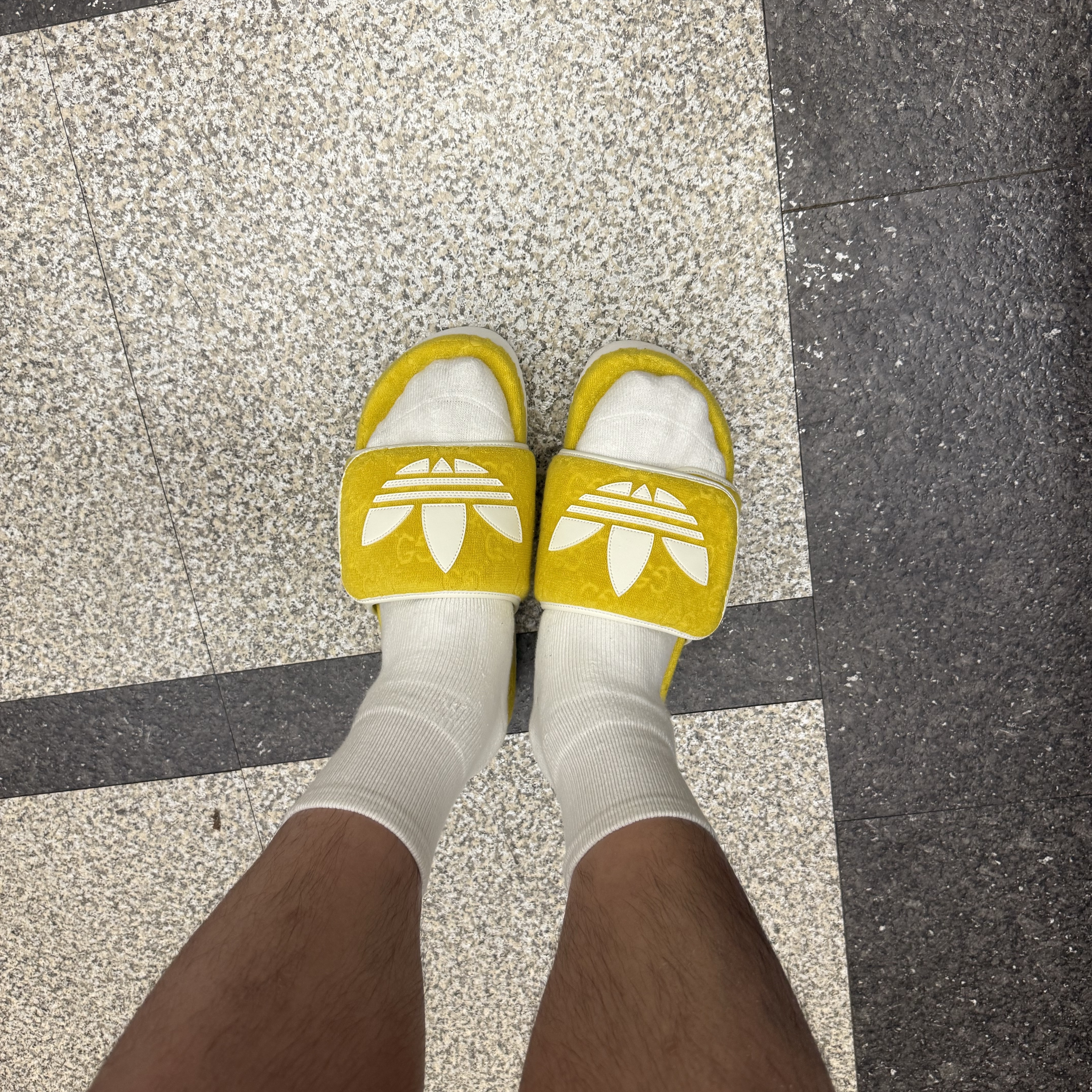 Gucci x Adidas GG Platform Sandal Yellow White 착용 스타일 - 1