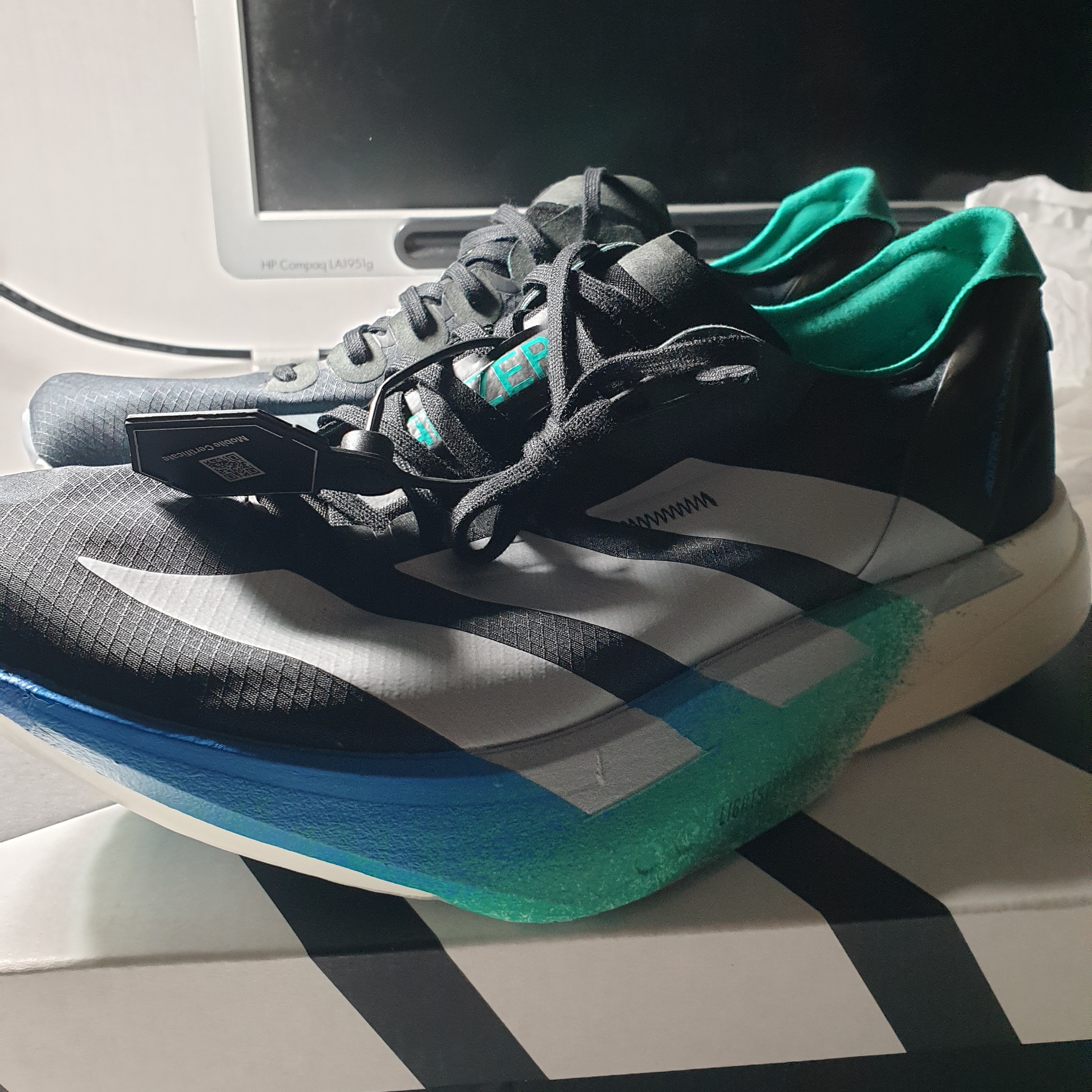 Adidas Adizero Adios Pro 4 Core Black Glory Green 착용 스타일 - 1
