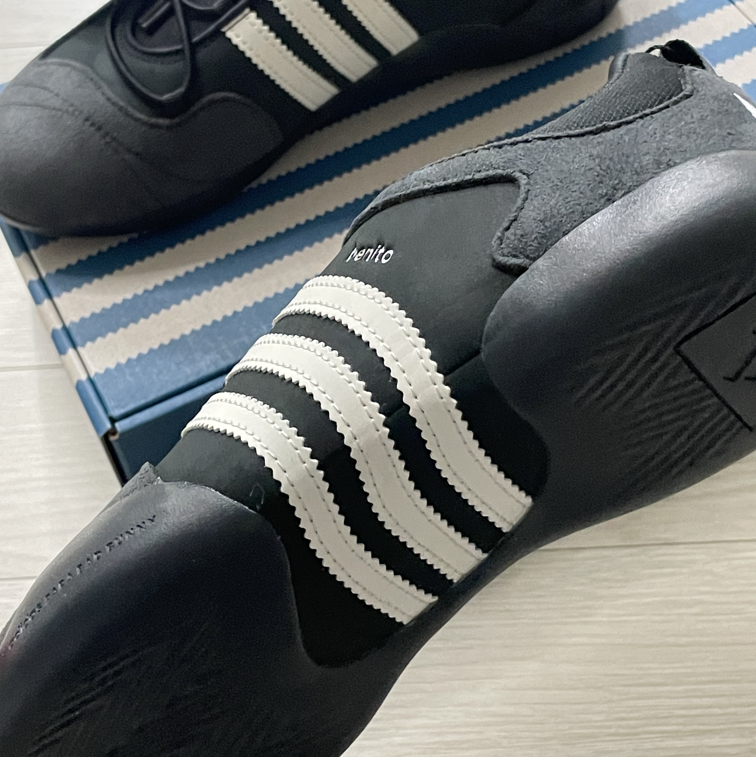 Adidas x Bad Bunny Ballerina Core Black Chalk White 착용 스타일 - 2