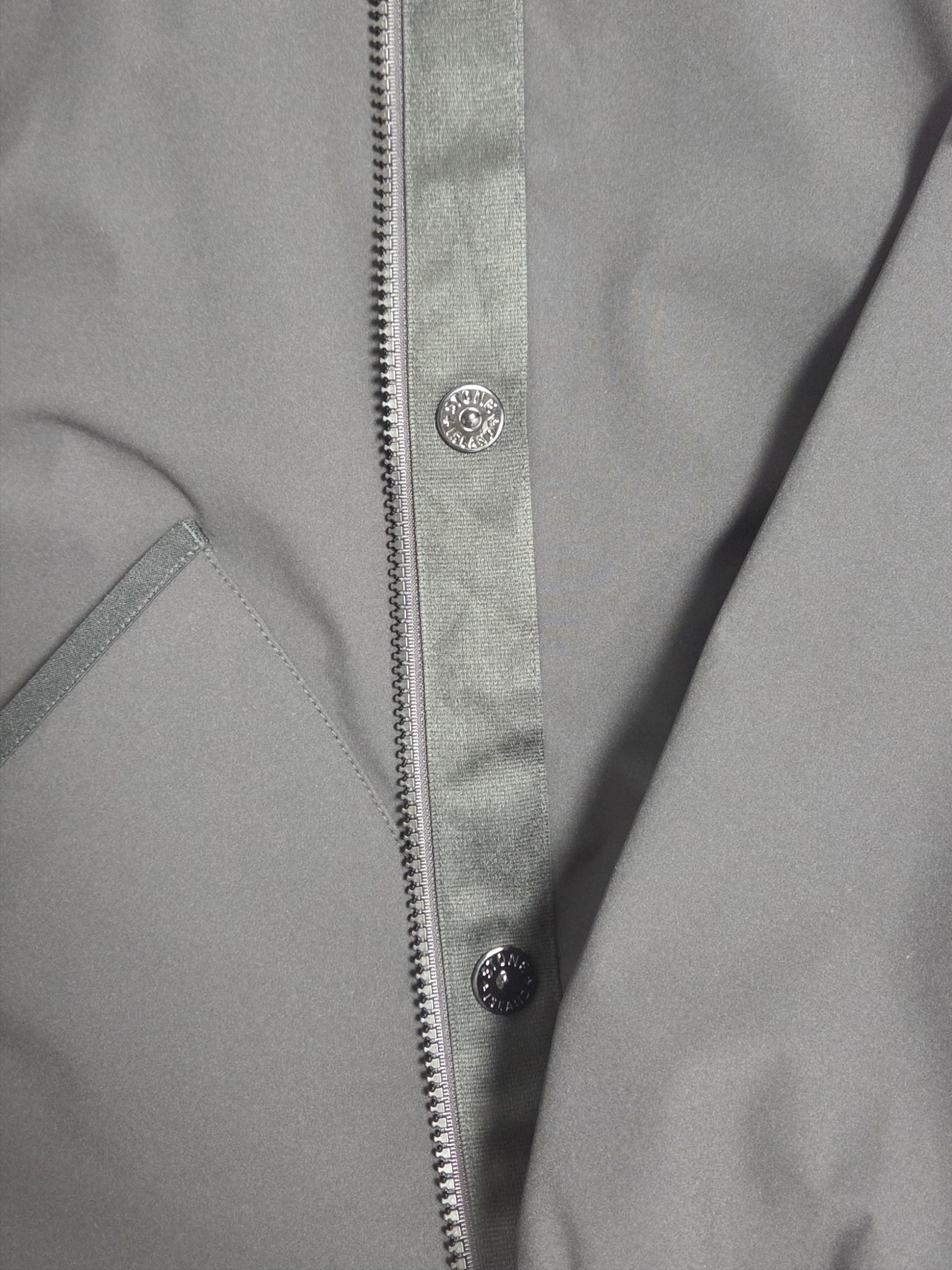 Stone Island 41027 Soft Shell-R E.DYE Pure Insulation Technology Recycled Polyester Primaloft Hooded Blouson Black - 23FW 착용 스타일