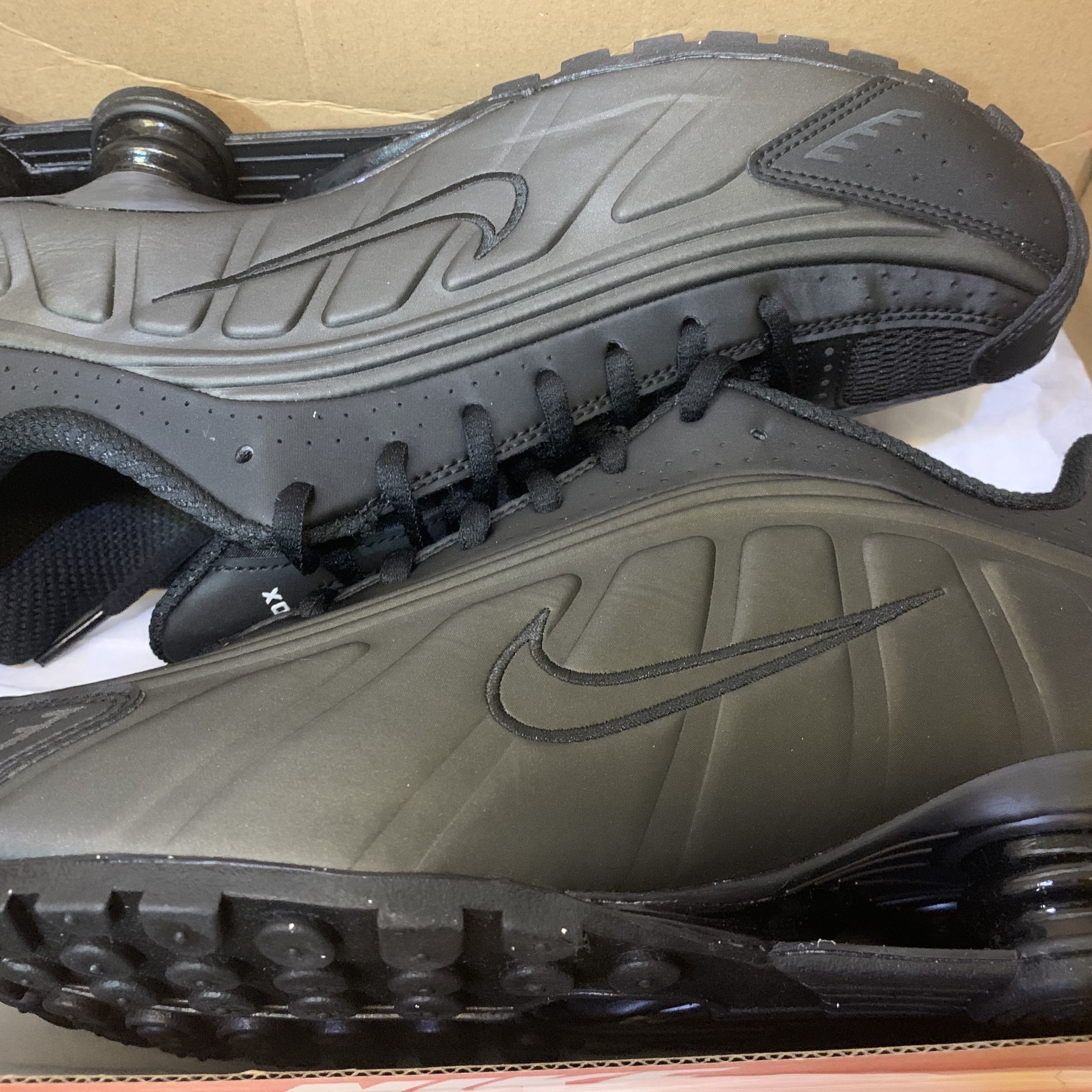 Nike Shox R4 Black Bright Crimson 착용 스타일 - 1