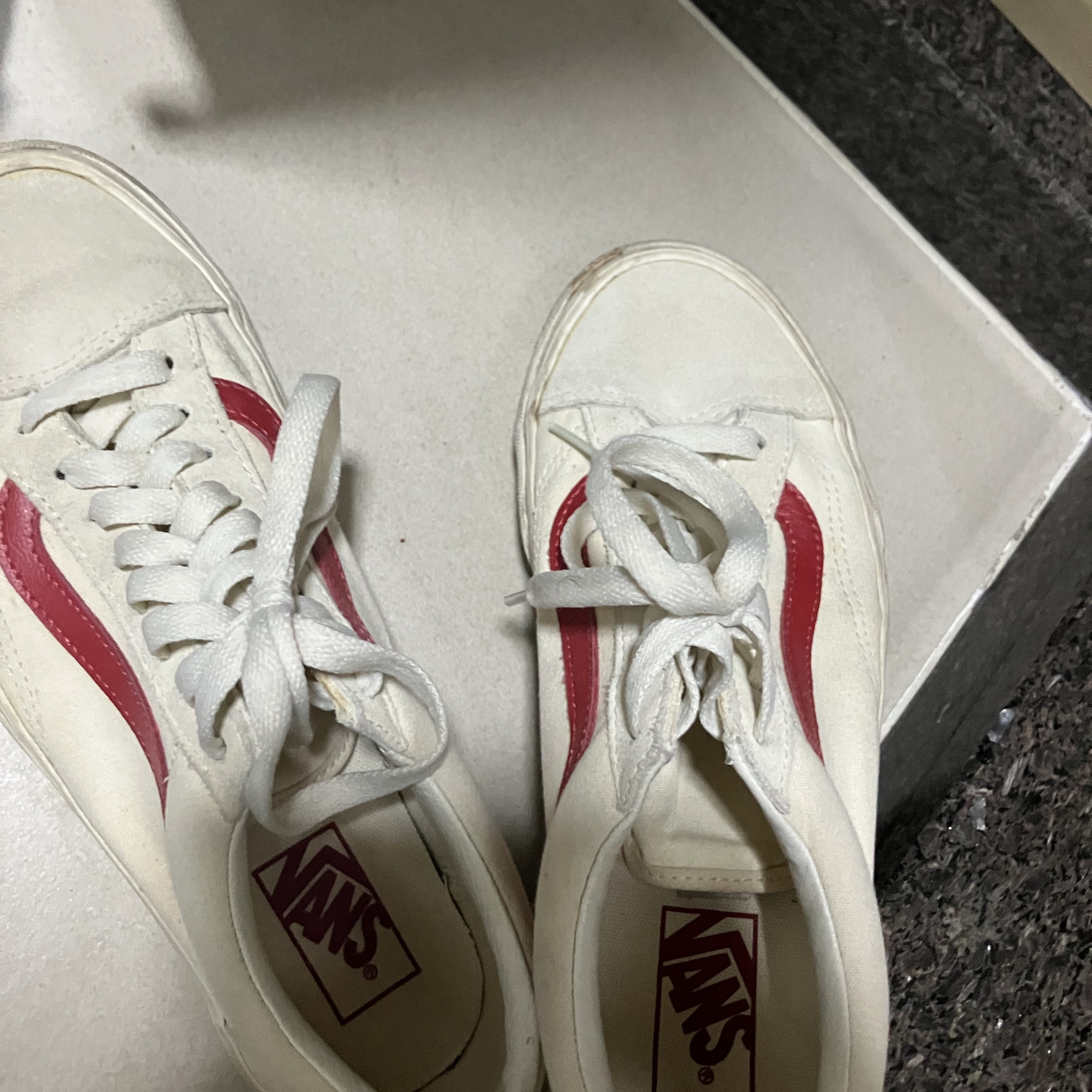 Vans Style 36 Marshmallow Racing Red 착용 스타일