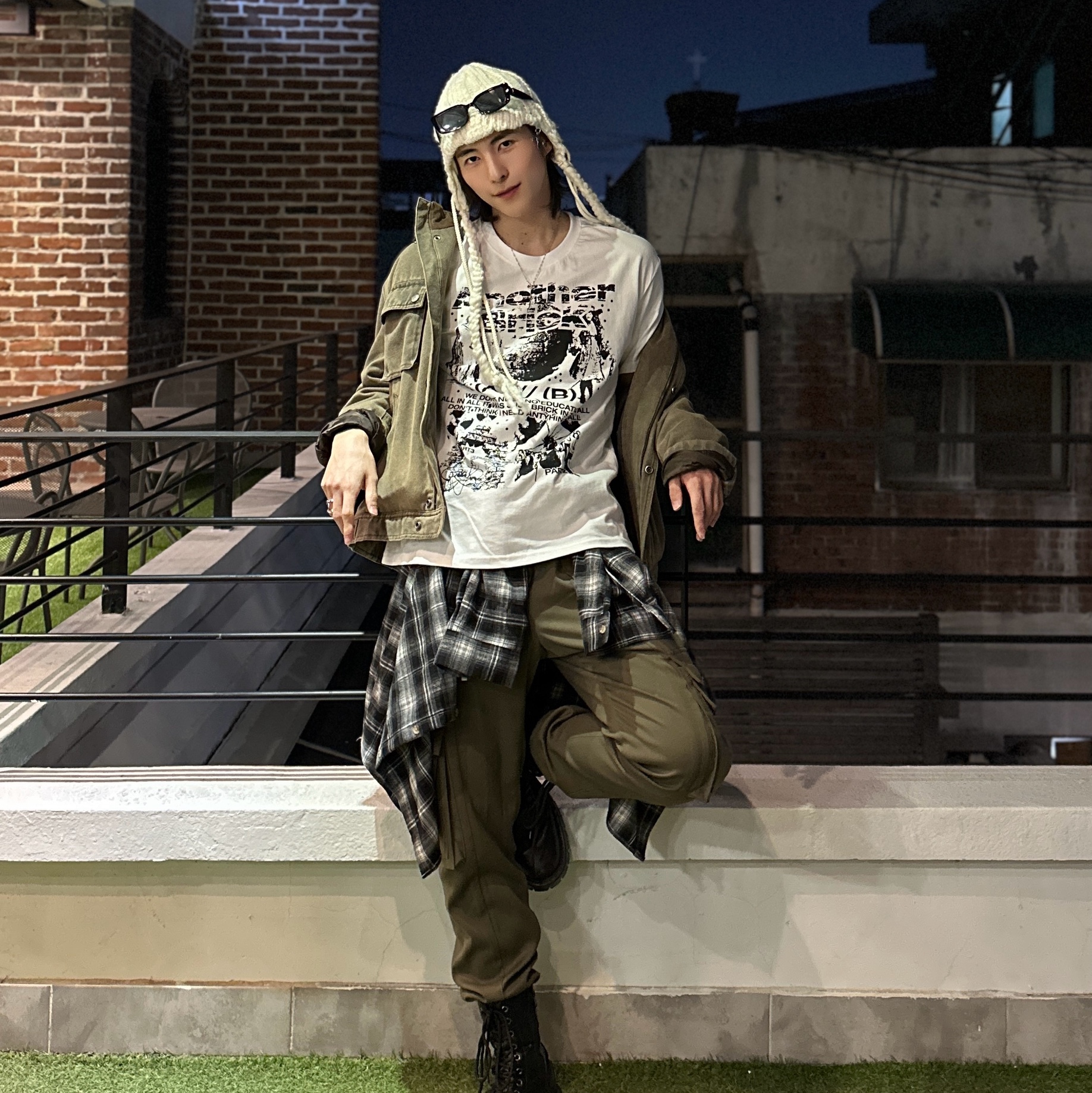 DEFYCLUBROBBERS Another Brick In The Wall T-Shirt White 착용 스타일 - 3