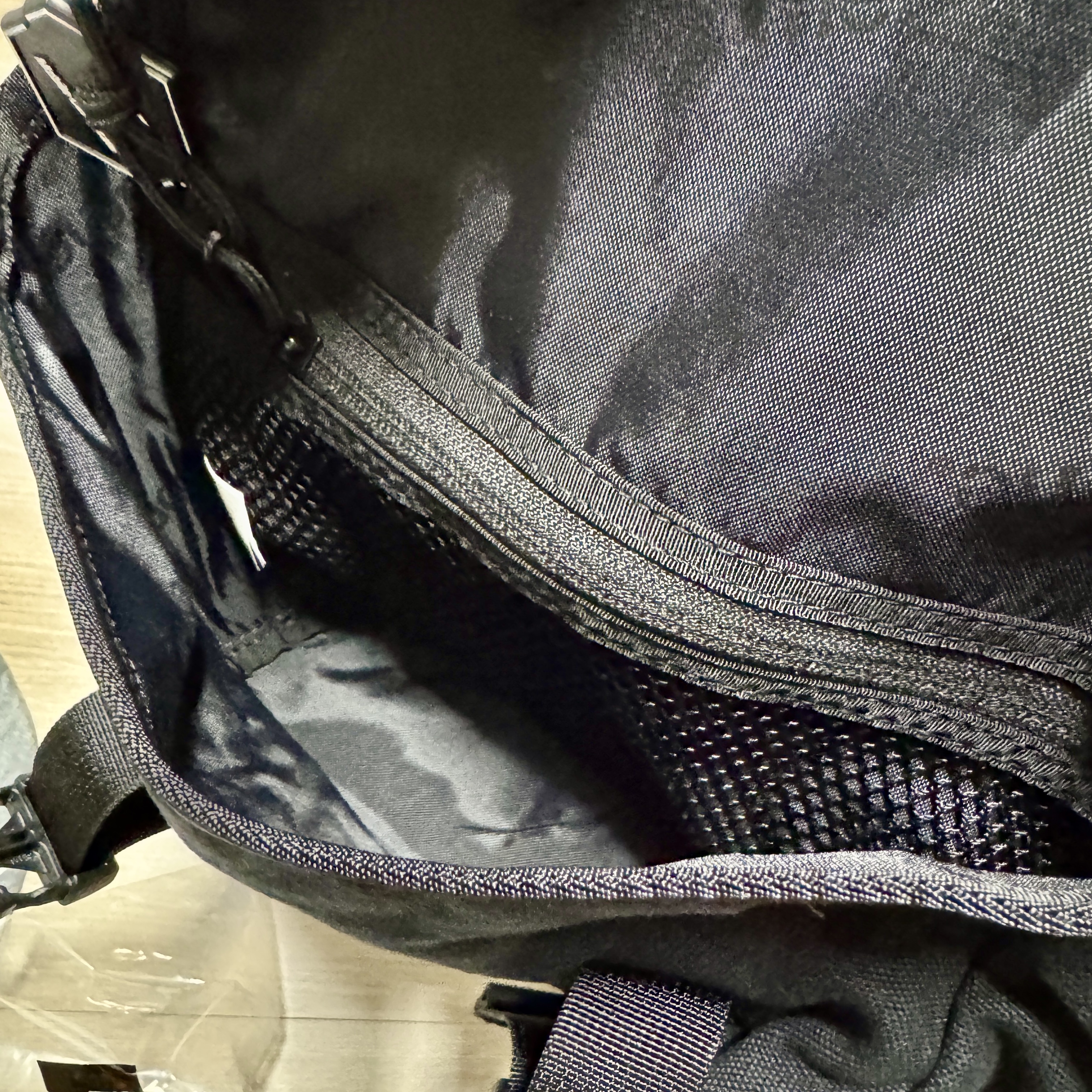 Supreme Mini Messenger Bag Black - 25SS 착용 스타일 - 3