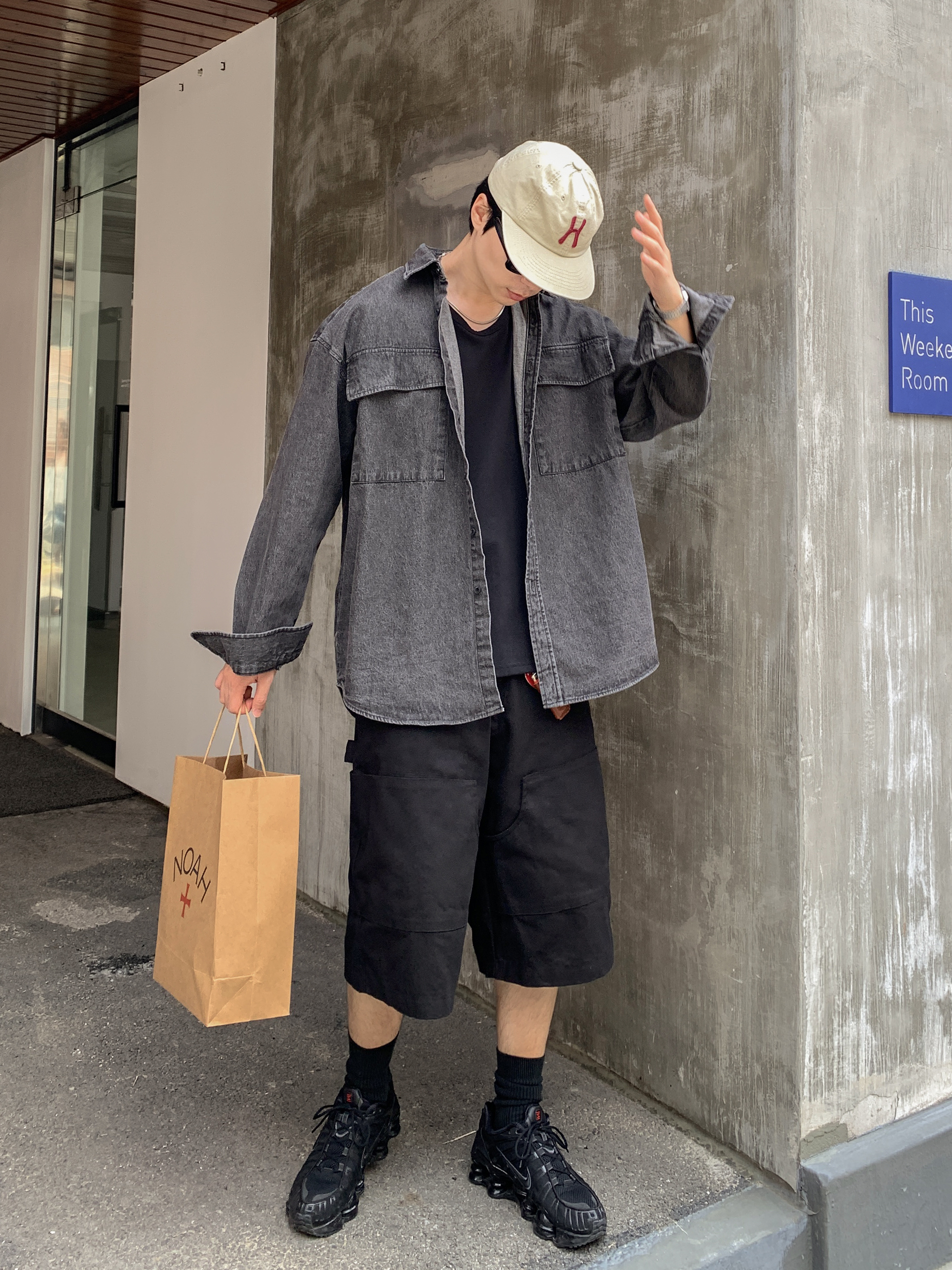 (W) Nike Shox TL Black and Max Orange, Hello Sunrise H Logo Cotton Relaxed Fit 6Panel Cap Beige 착용 스타일 - 3