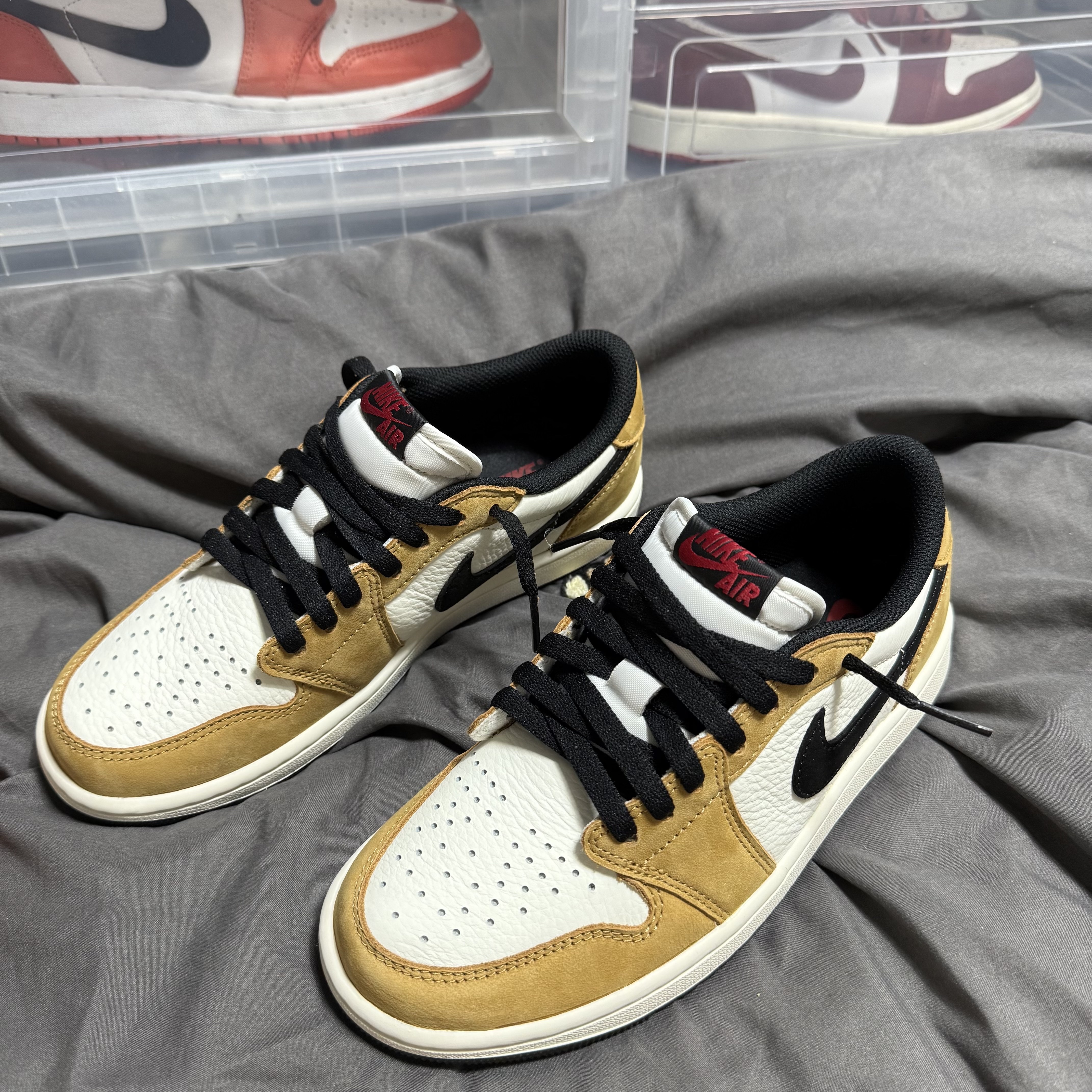 Jordan 1 Low OG Sail and Golden Harvest 착용 스타일 - 1