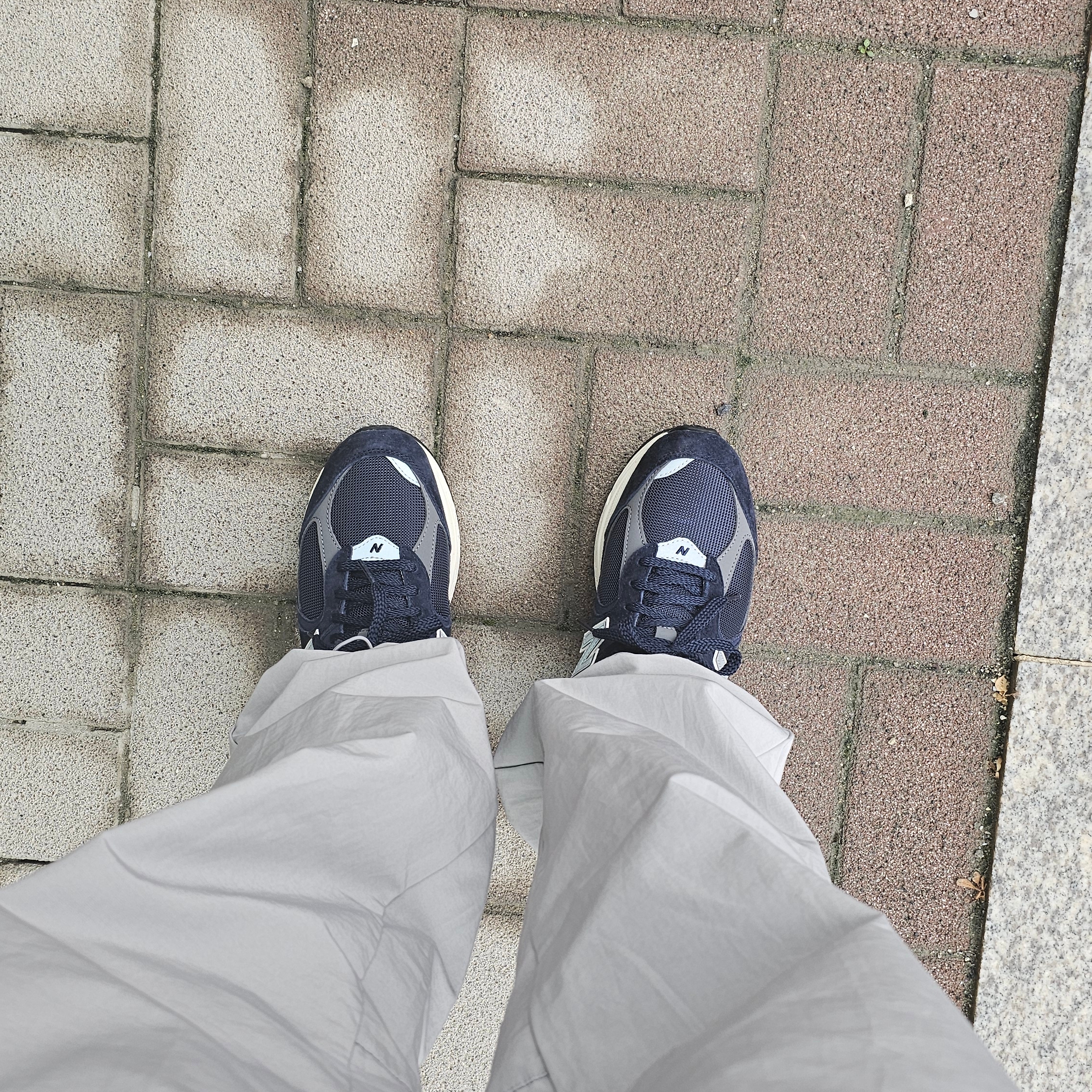 New Balance 2002R Eclipse Castlerock 착용 스타일