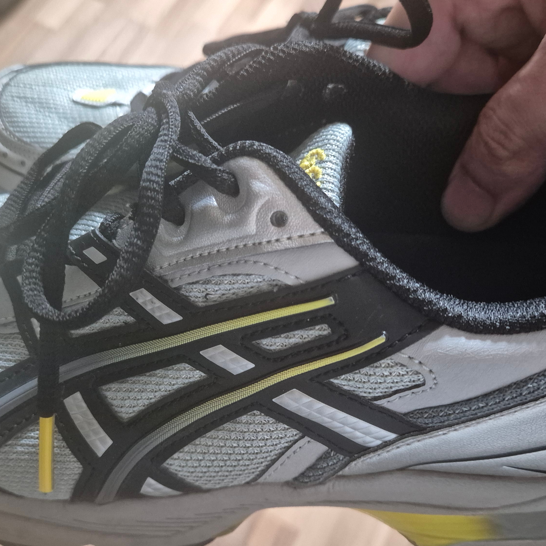 Asics Gel-1090 Mid Grey Black 착용 스타일