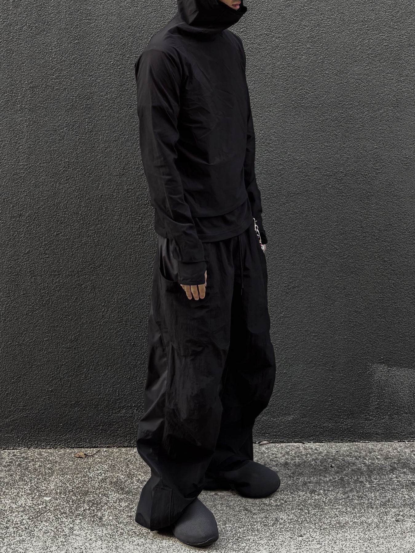 Wapworks Denier Curved Track Pants, Adidas Yeezy Knit RNR Fade Onyx 착용 스타일 - 1