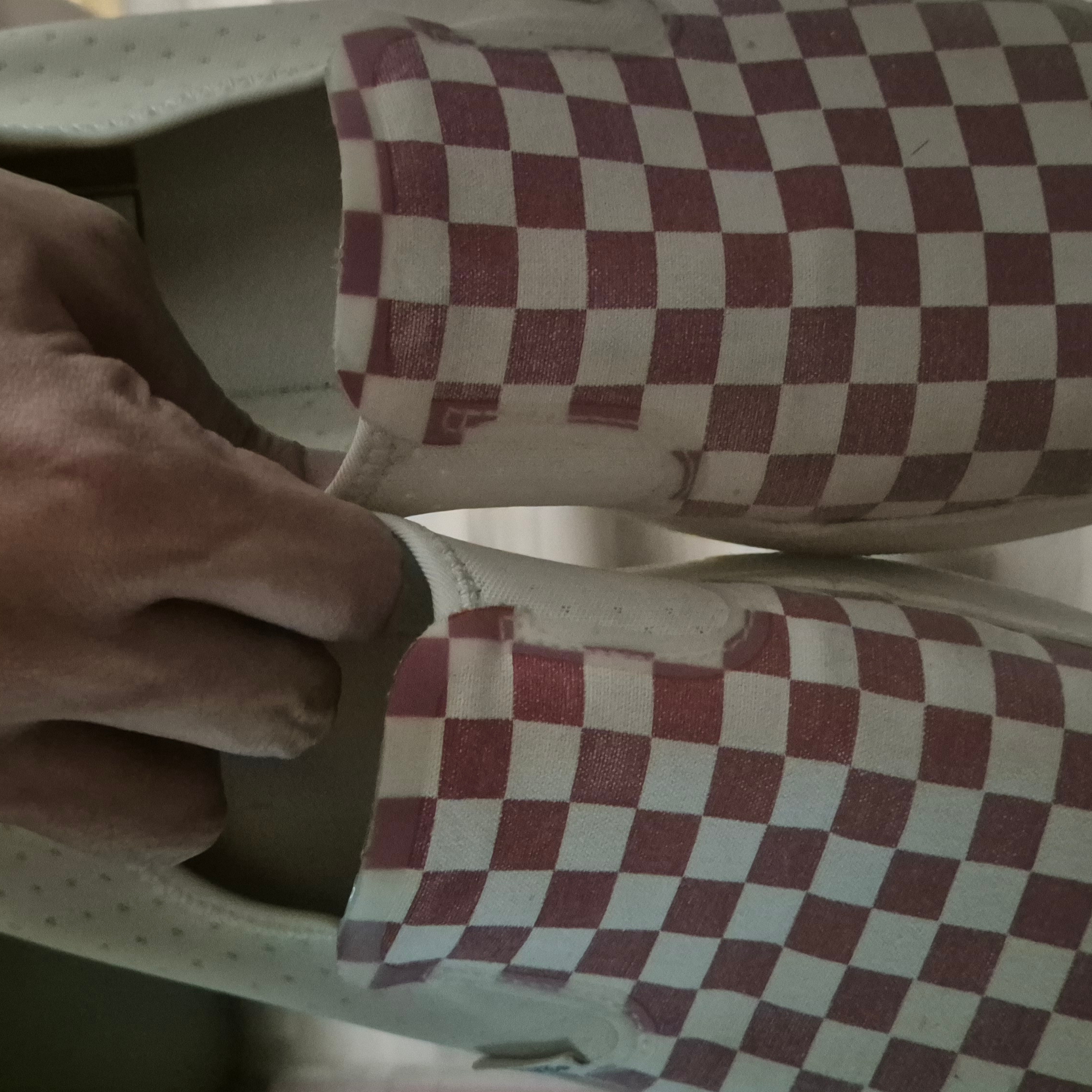 Vans ComfyCush One Checkerboard Racing Red Marshmallow 착용 스타일