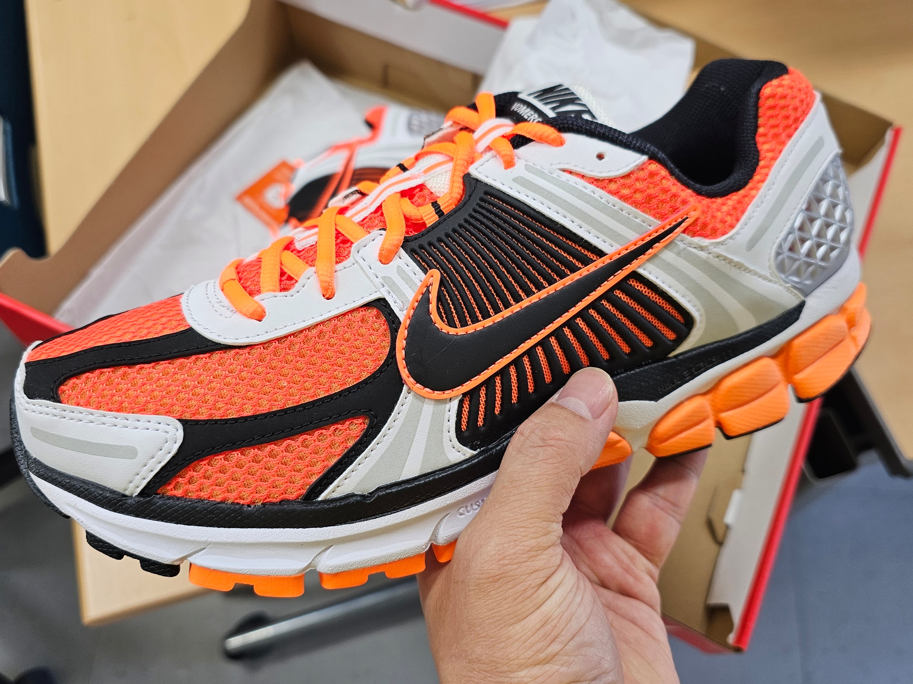 Nike Zoom Vomero 5 Total Orange Black 착용 스타일