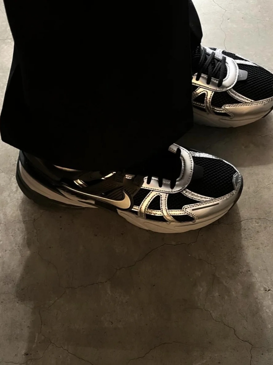 (W) Nike V2K Run Black Dark Smoke Grey 착용 스타일