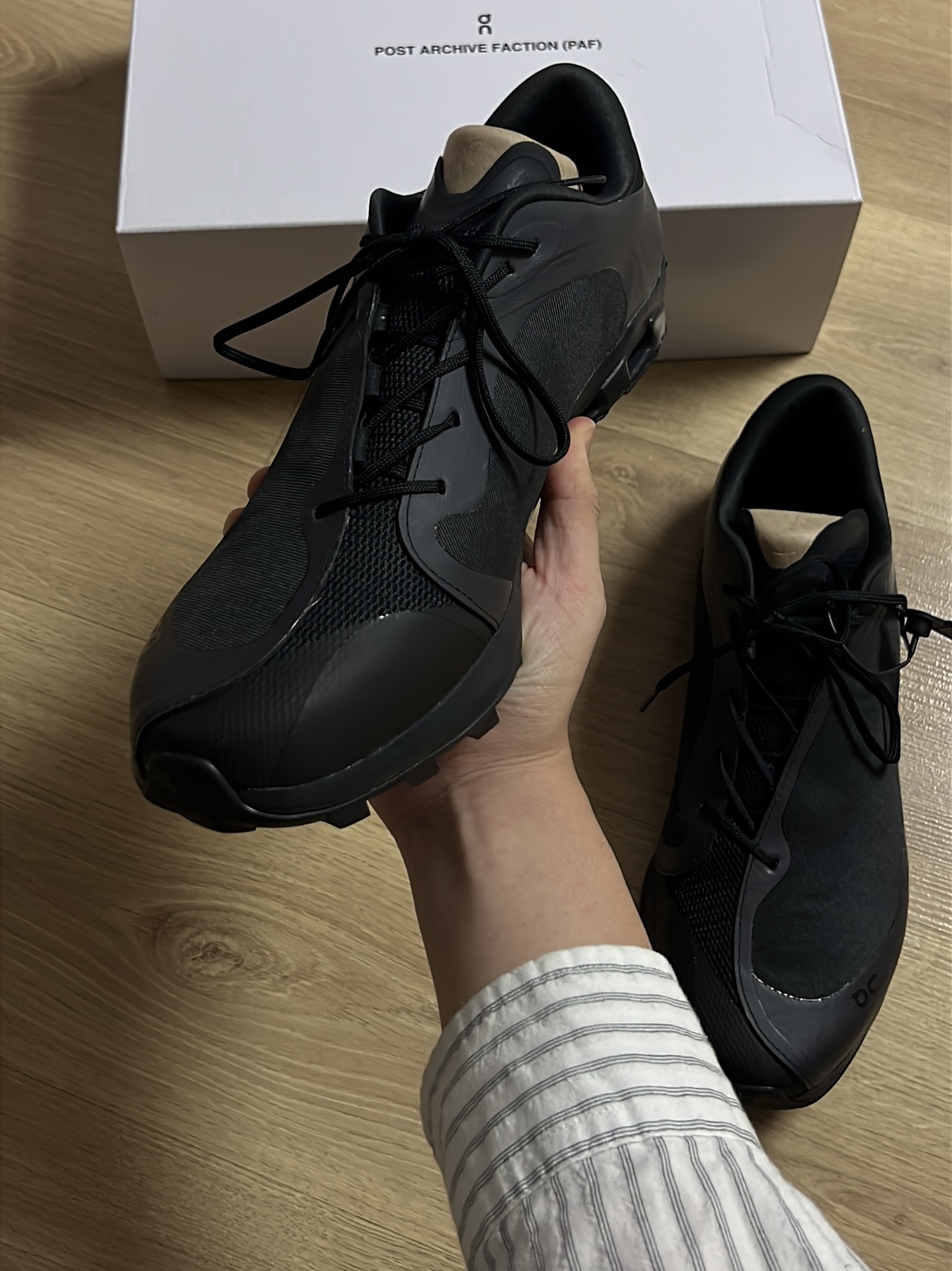 On Running x Post Archive Faction (Paf) Cloudventure Peak All Black 착용 스타일 - 3
