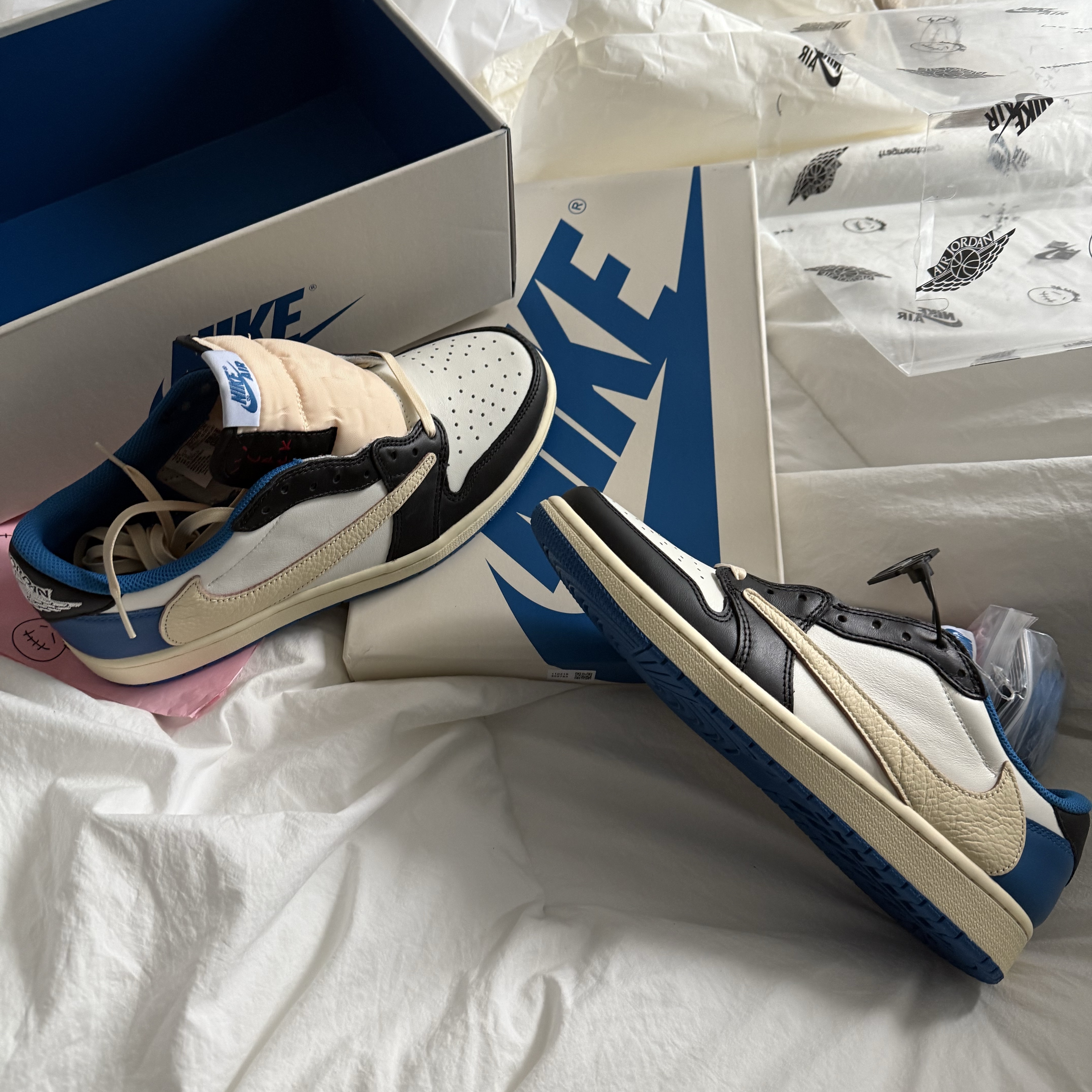 Jordan 1 x Travis Scott x Fragment Retro Low OG SP Military Blue, Louis Vuitton LV Trainer Sneakers Monogram Denim Black 착용 스타일 - 3