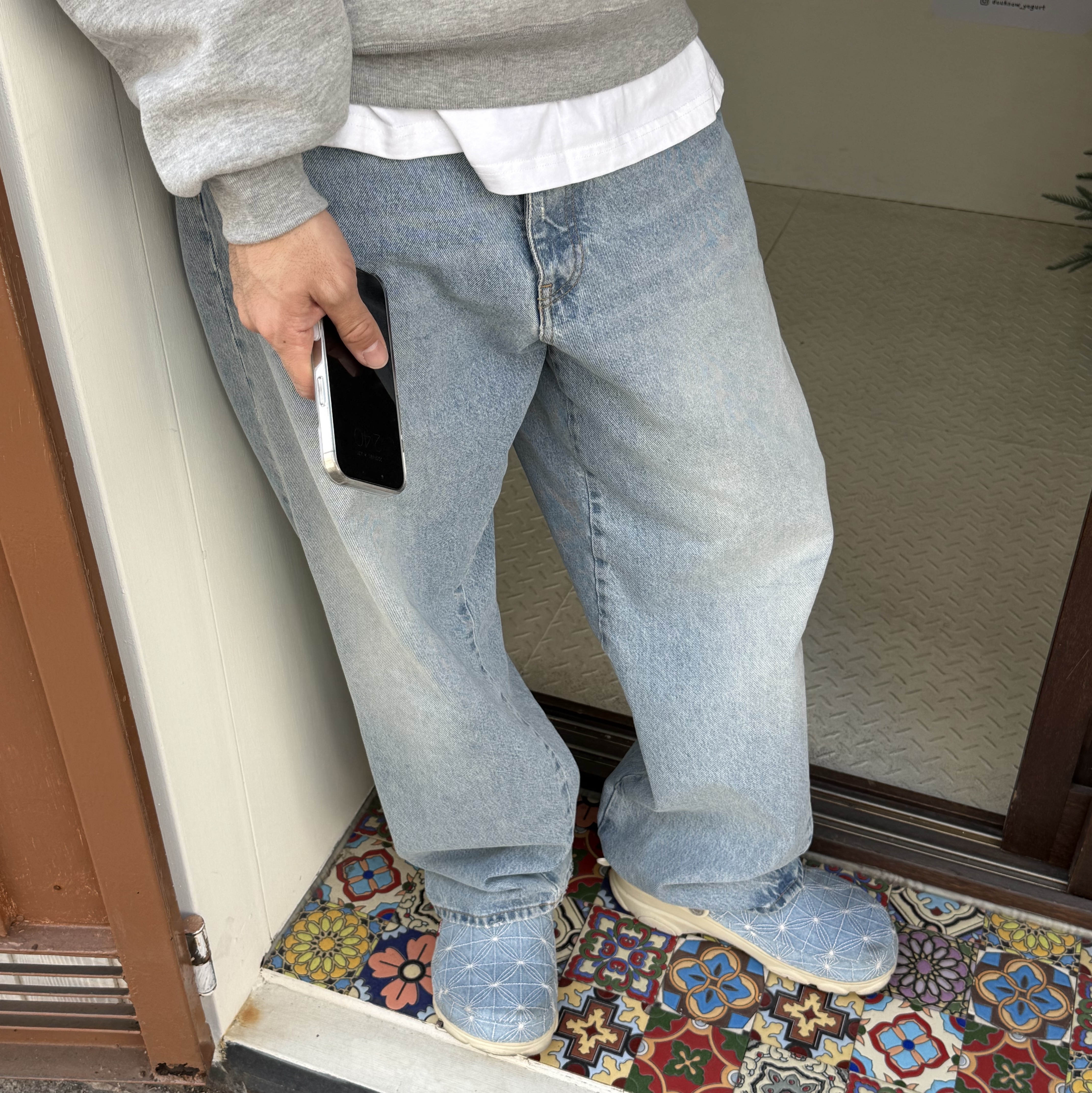 Crocs x Levi's All Terrain Clog Bone Blue 착용 스타일 - 1