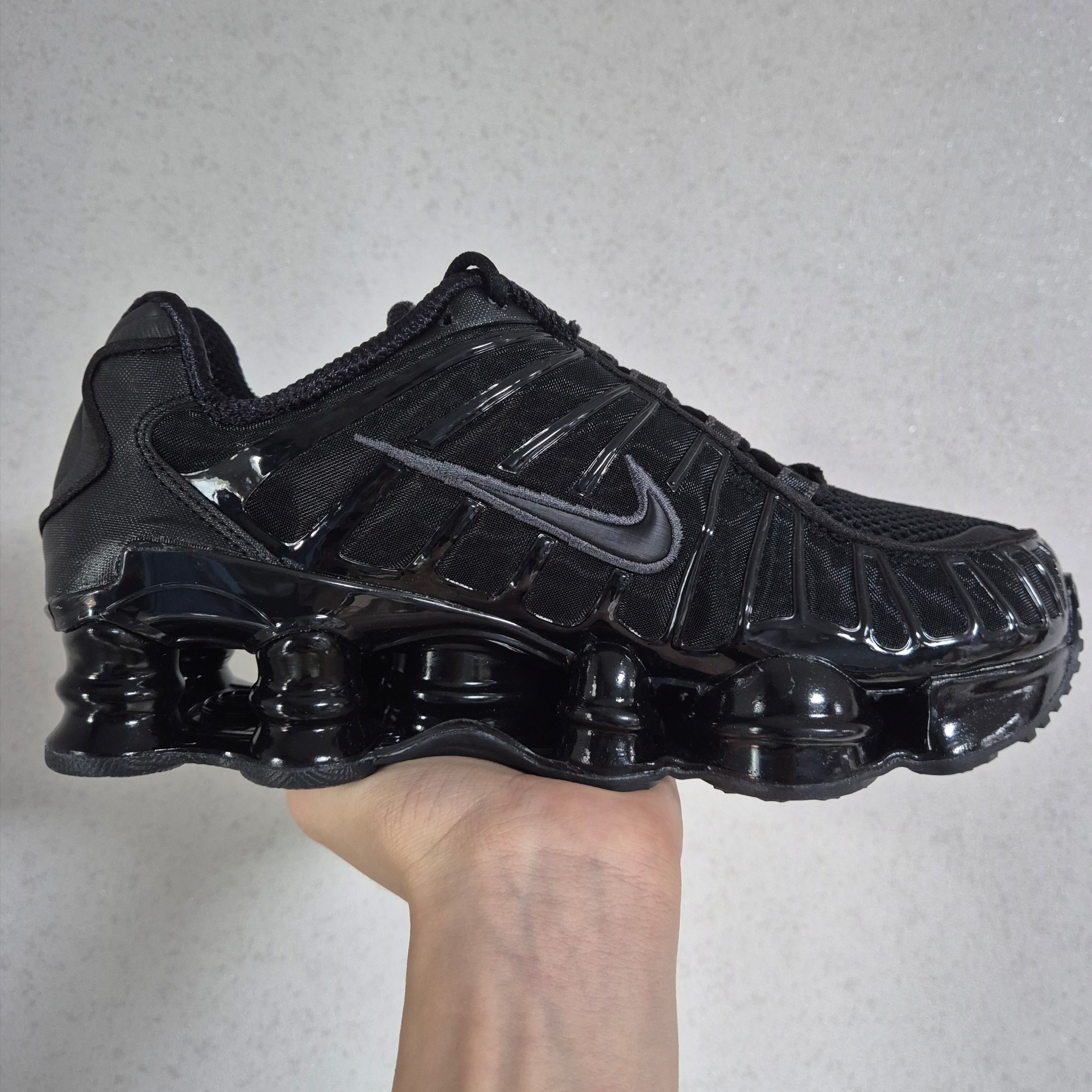 (W) Nike Shox TL Black and Max Orange 착용 스타일 - 1