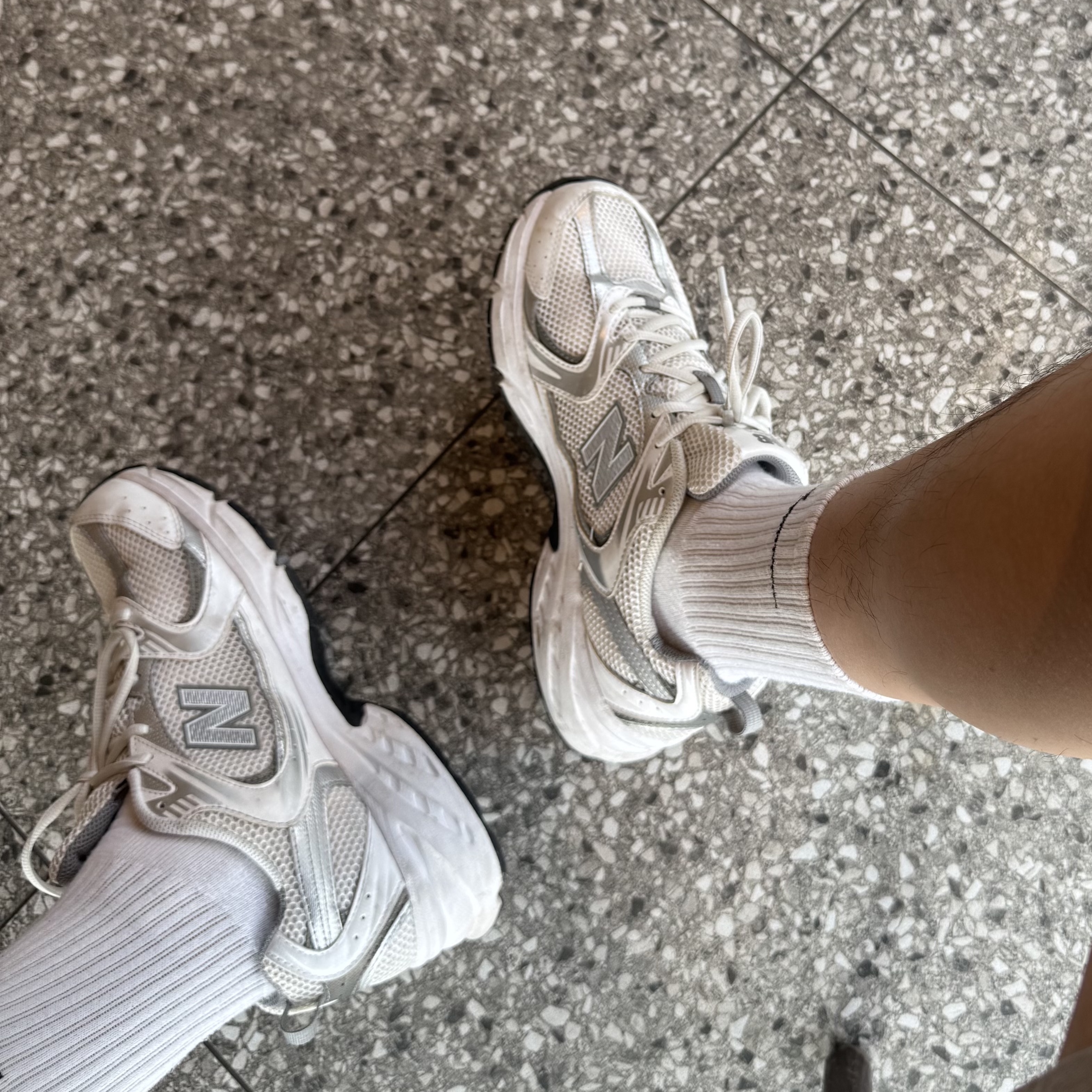 New Balance 530 White Silver 착용 스타일